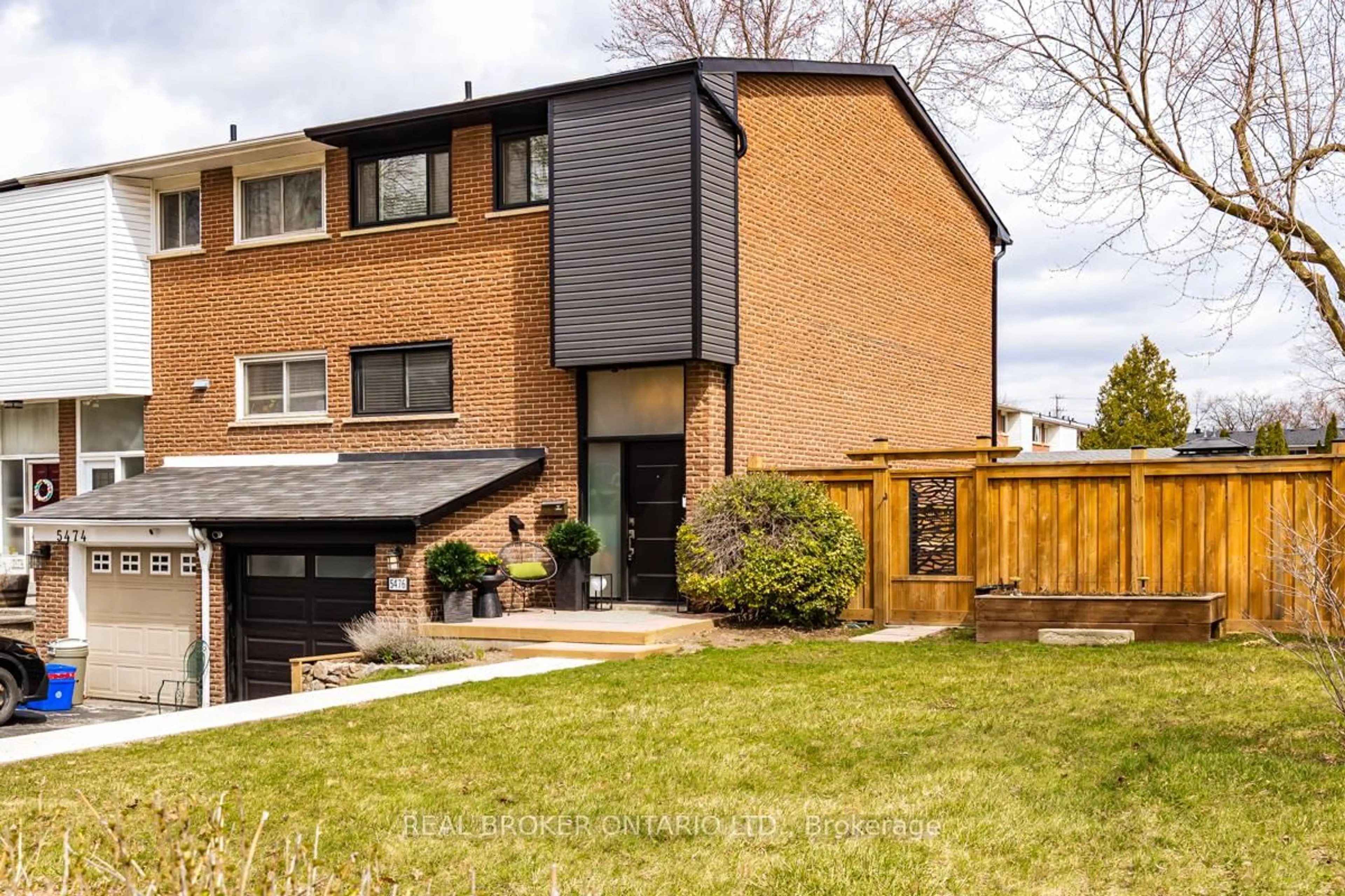 Home with brick exterior material, street for 5476 Schueller Cres, Burlington Ontario L7L 3T2