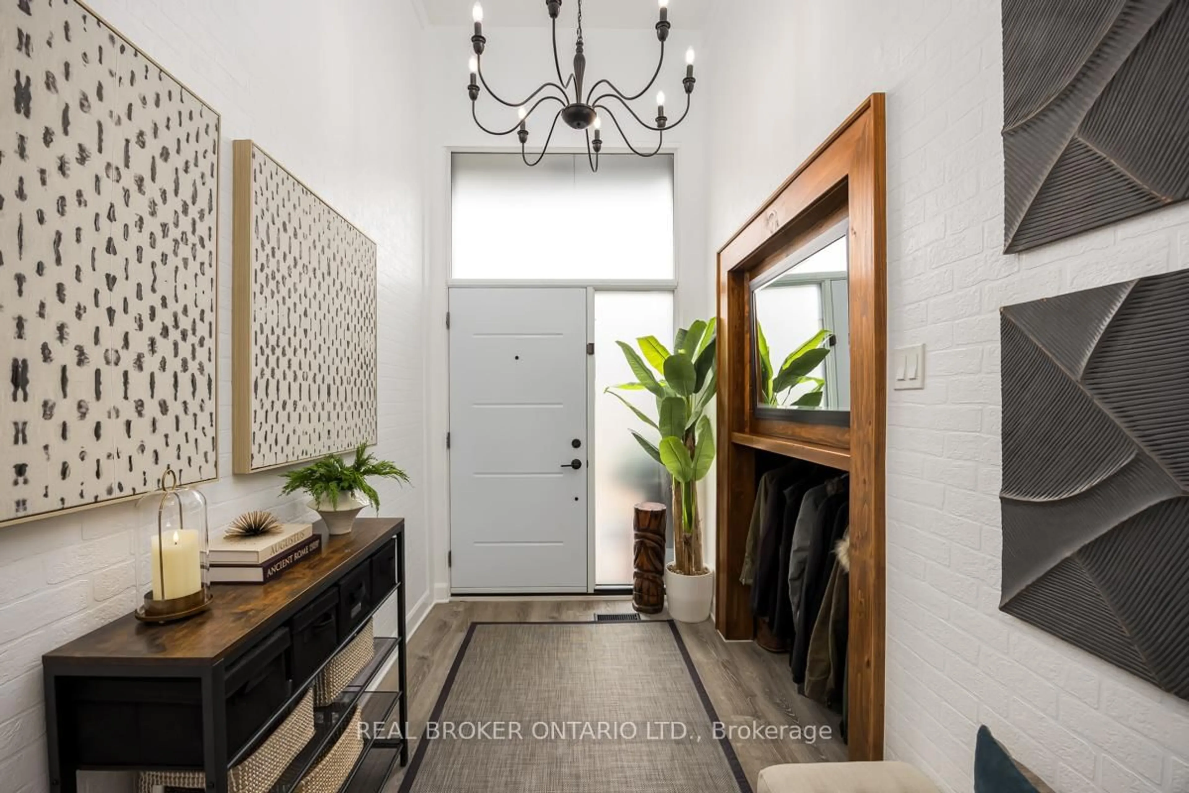 Indoor entryway for 5476 Schueller Cres, Burlington Ontario L7L 3T2