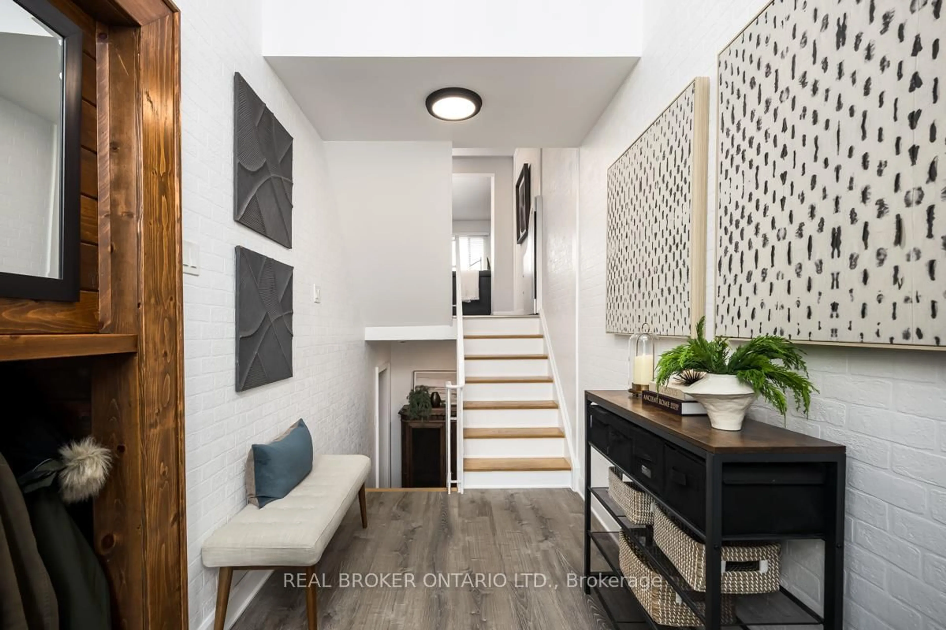 Indoor entryway for 5476 Schueller Cres, Burlington Ontario L7L 3T2