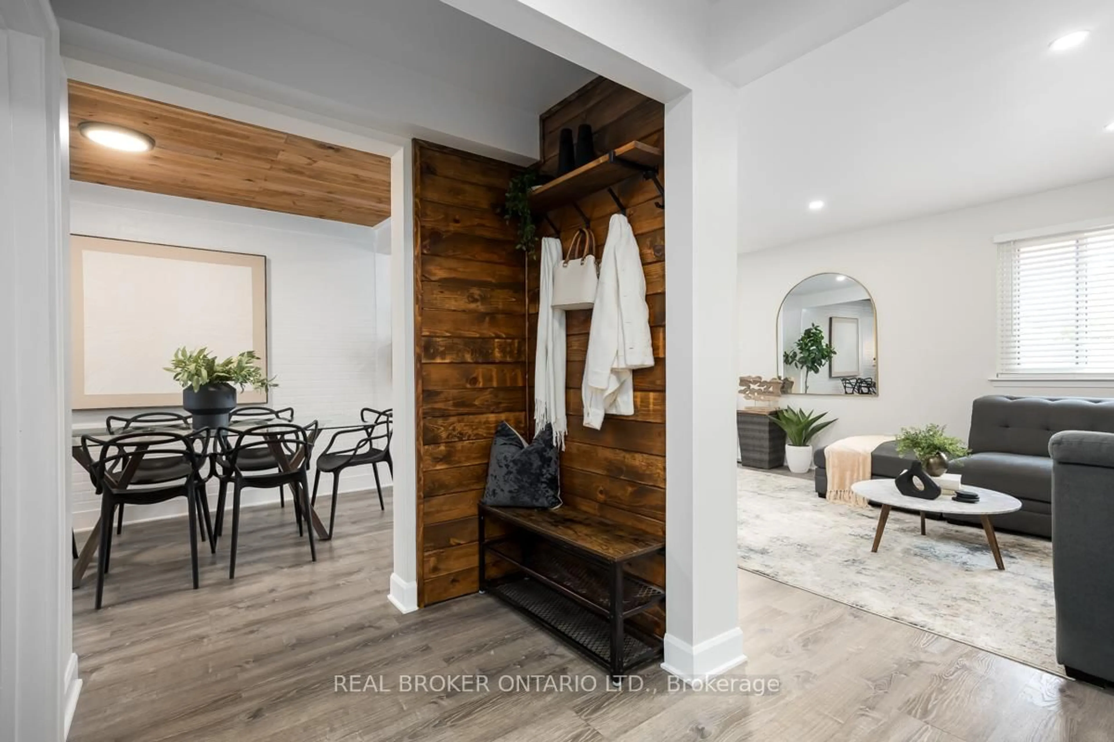 Indoor entryway for 5476 Schueller Cres, Burlington Ontario L7L 3T2