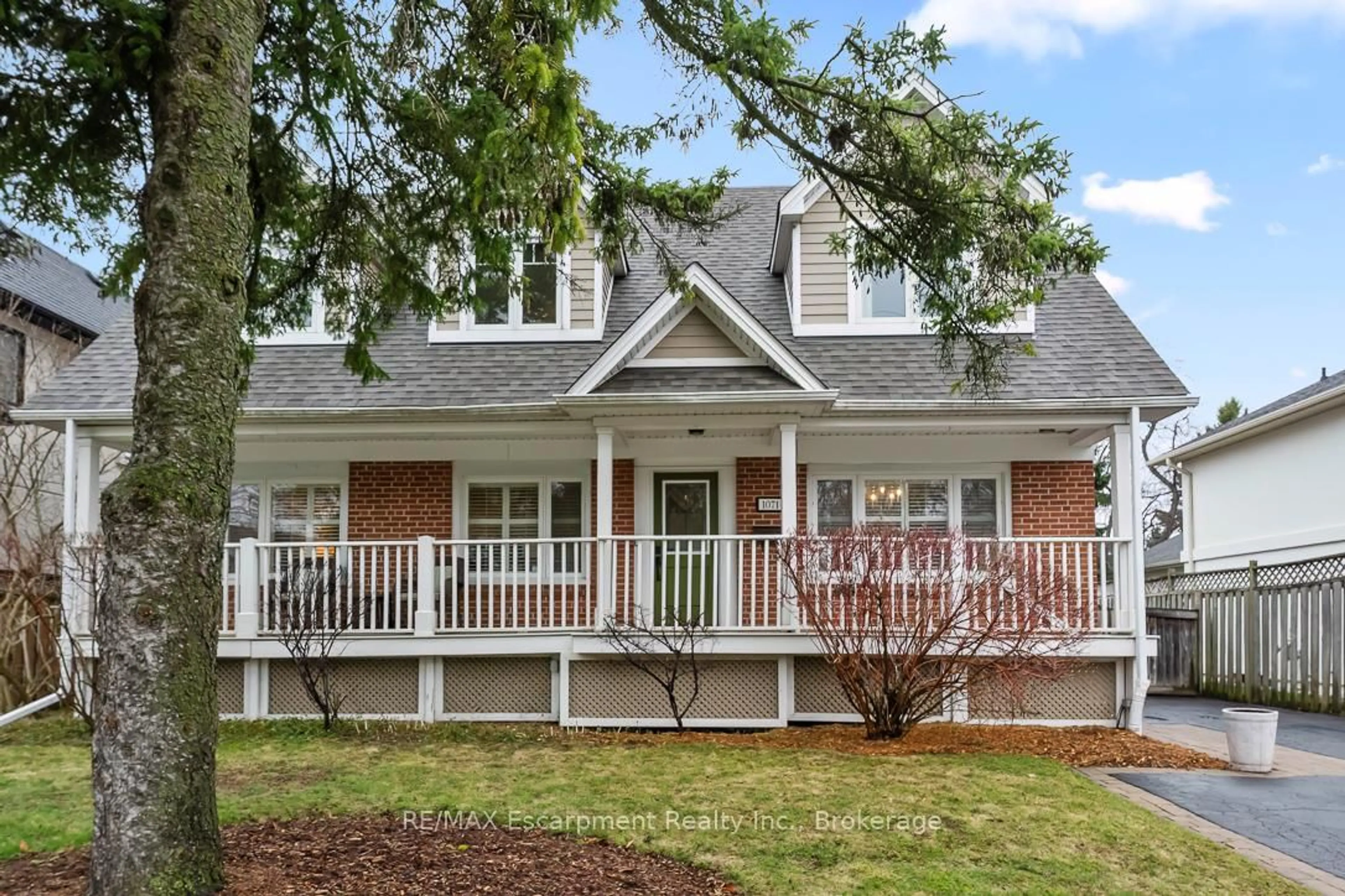 Home with vinyl exterior material, street for 1071 Melvin Ave, Oakville Ontario L6J 2V8