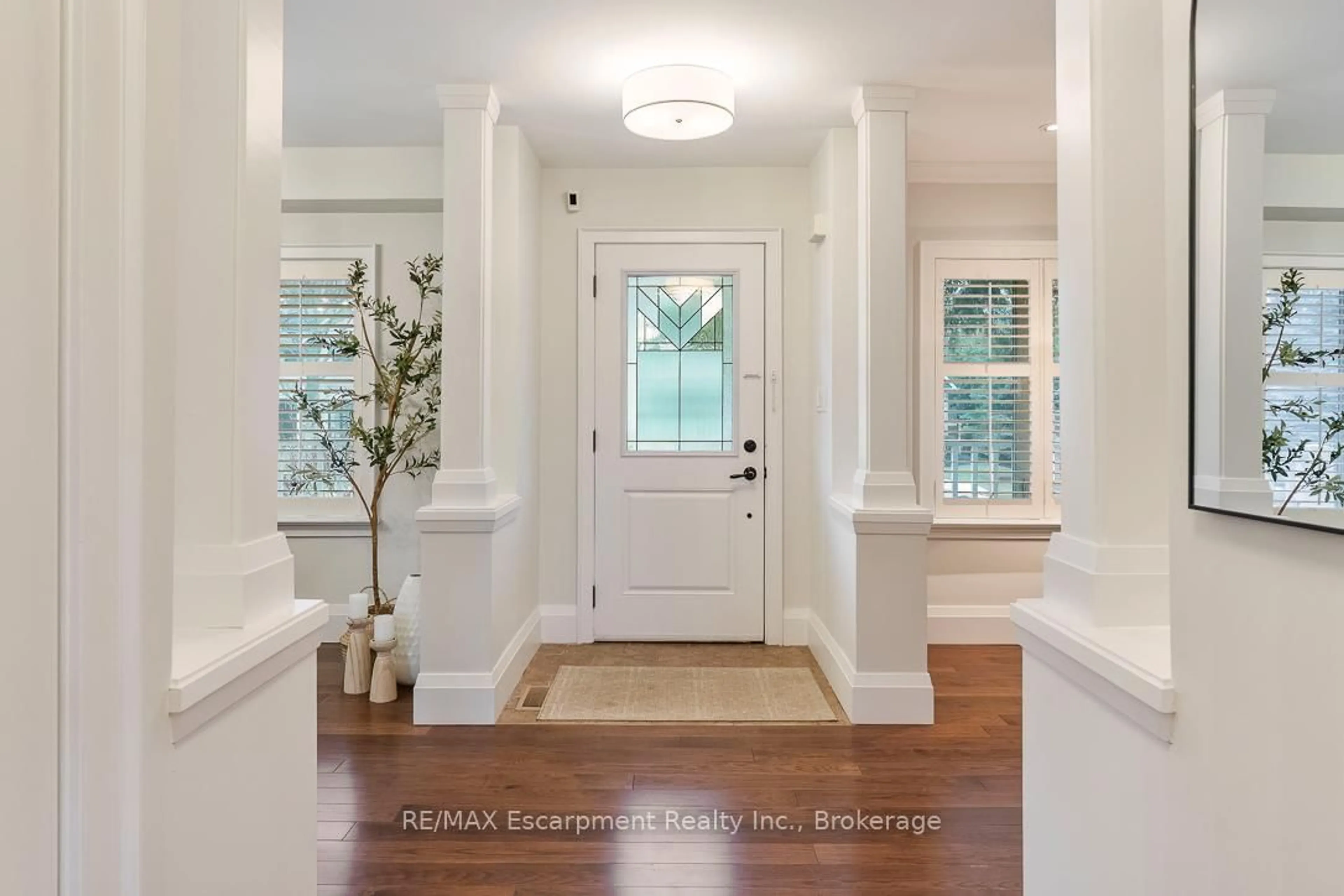 Indoor entryway for 1071 Melvin Ave, Oakville Ontario L6J 2V8