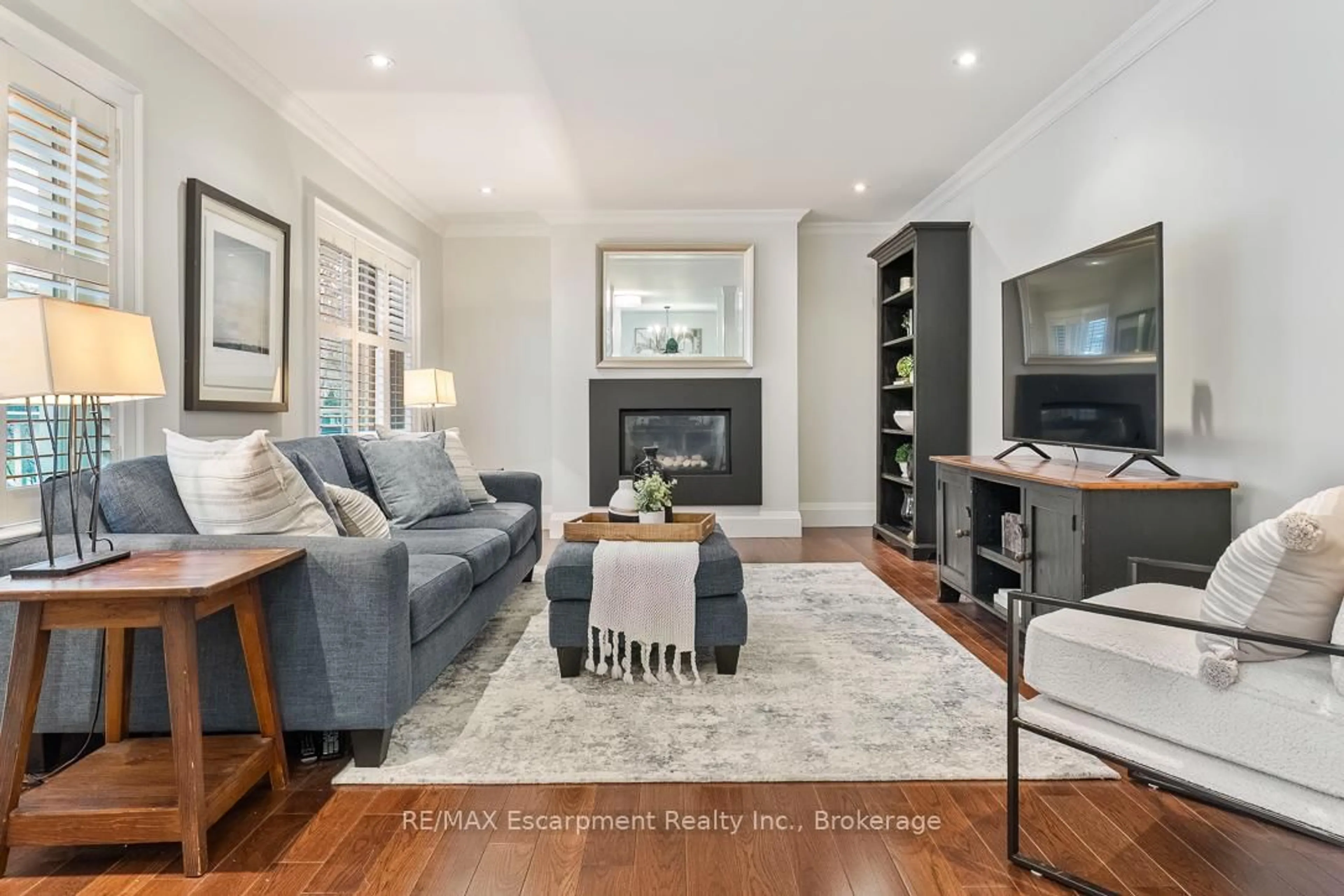 Living room with furniture, unknown for 1071 Melvin Ave, Oakville Ontario L6J 2V8