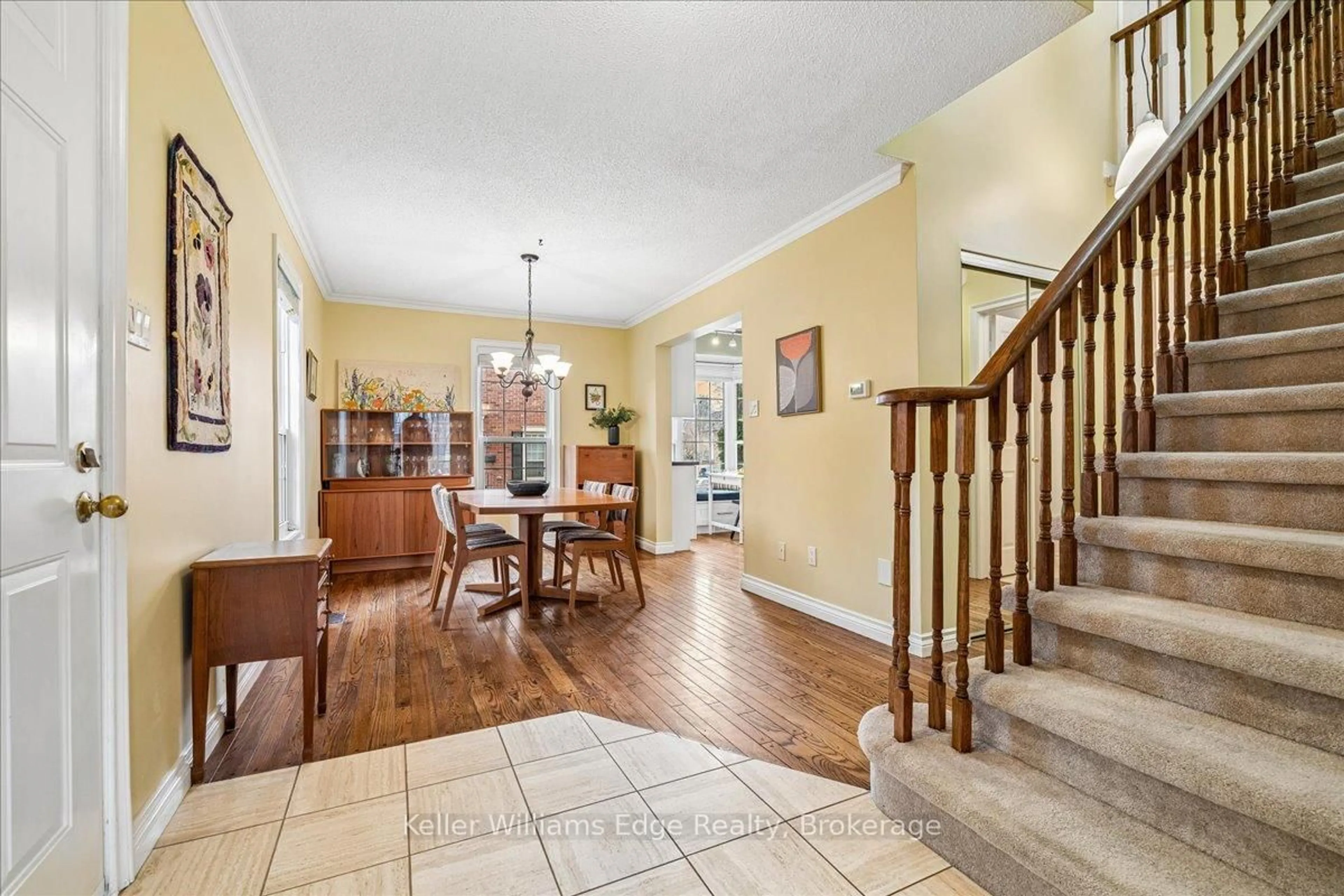 Indoor foyer for 2390 Woodward Ave #17, Burlington Ontario L7R 1T9