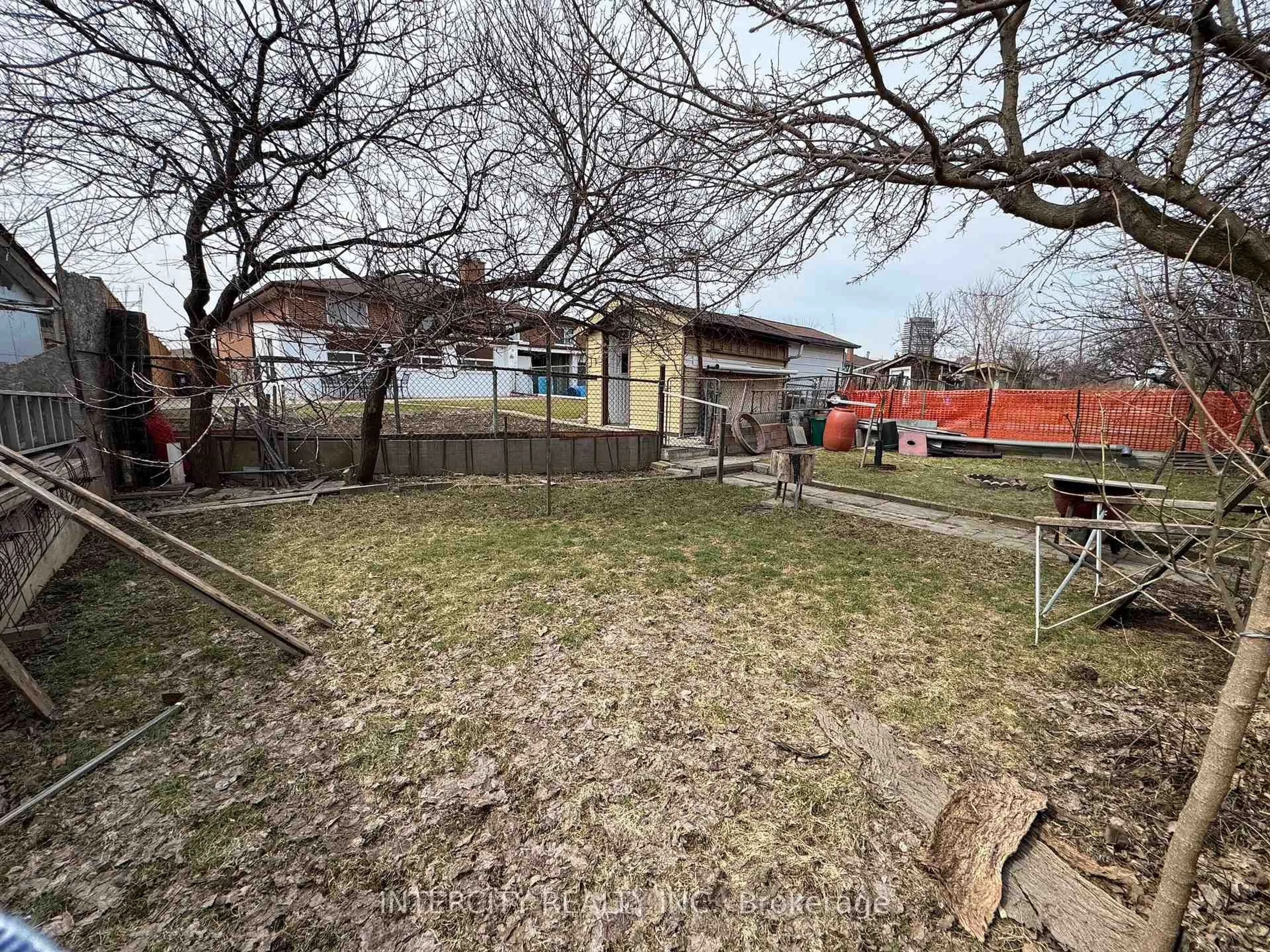 A pic from outside/outdoor area/front of a property/back of a property/a pic from drone, street for 155 Cabana Dr, Toronto Ontario M9L 1L2