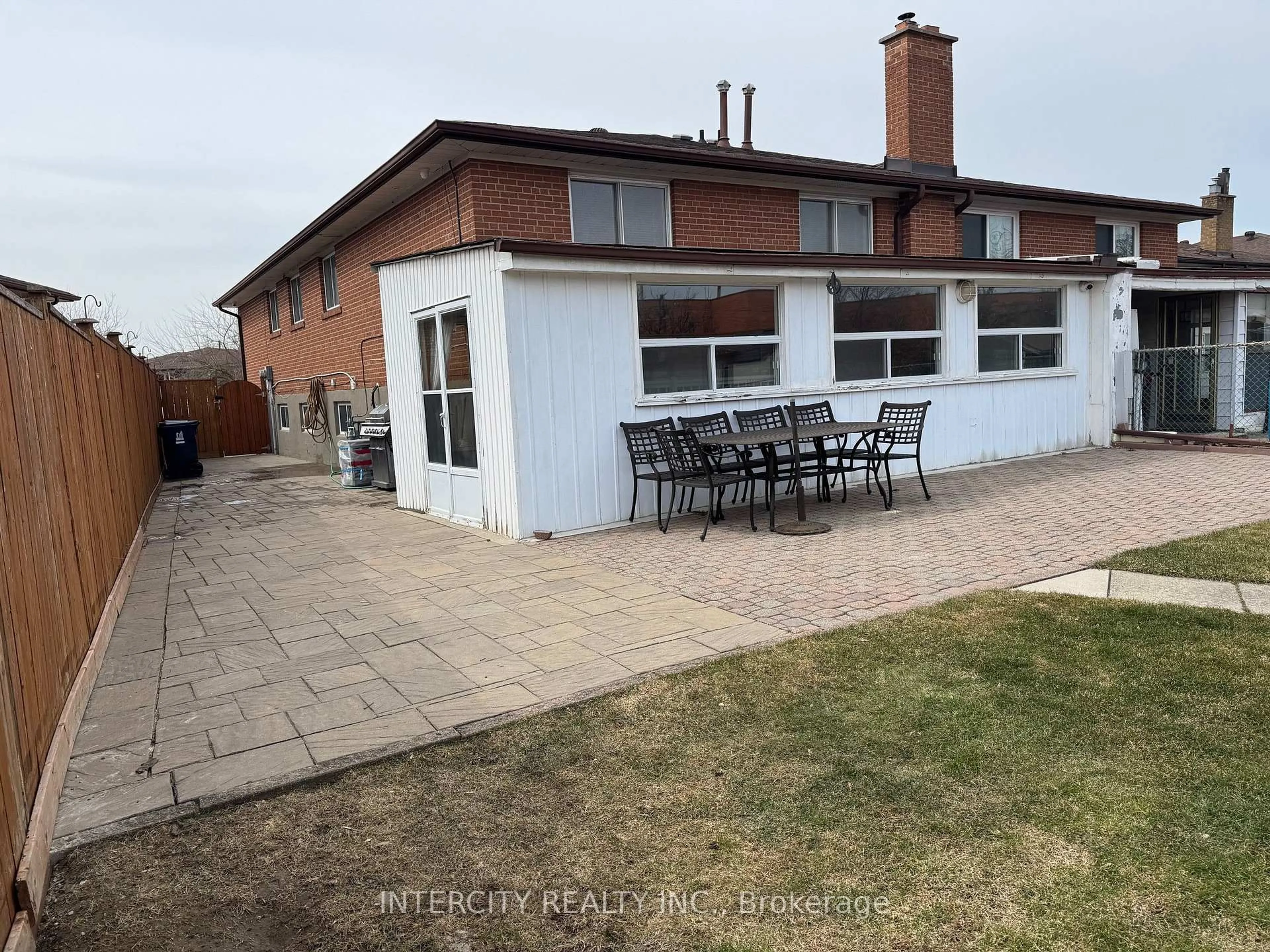 A pic from outside/outdoor area/front of a property/back of a property/a pic from drone, street for 155 Cabana Dr, Toronto Ontario M9L 1L2