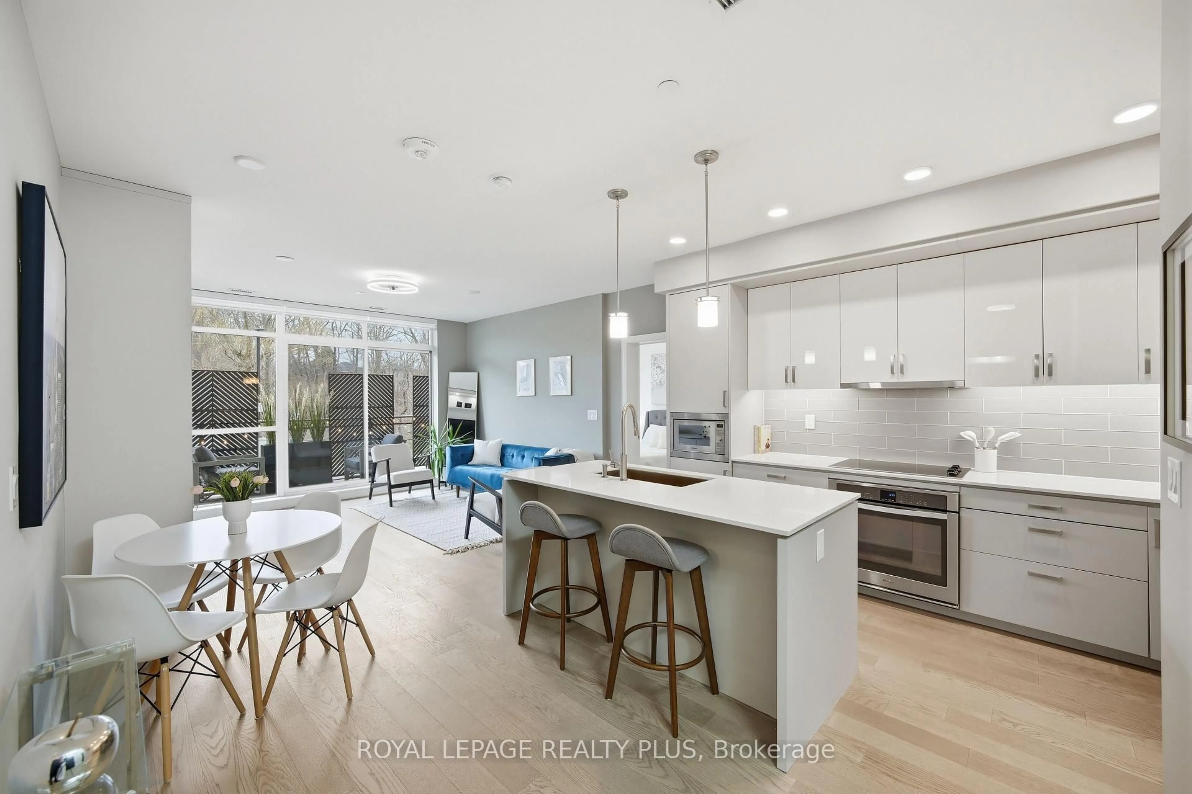 Open concept kitchen, ceramic/tile floor for 1575 Lakeshore Rd #105, Mississauga Ontario L5J 0B1