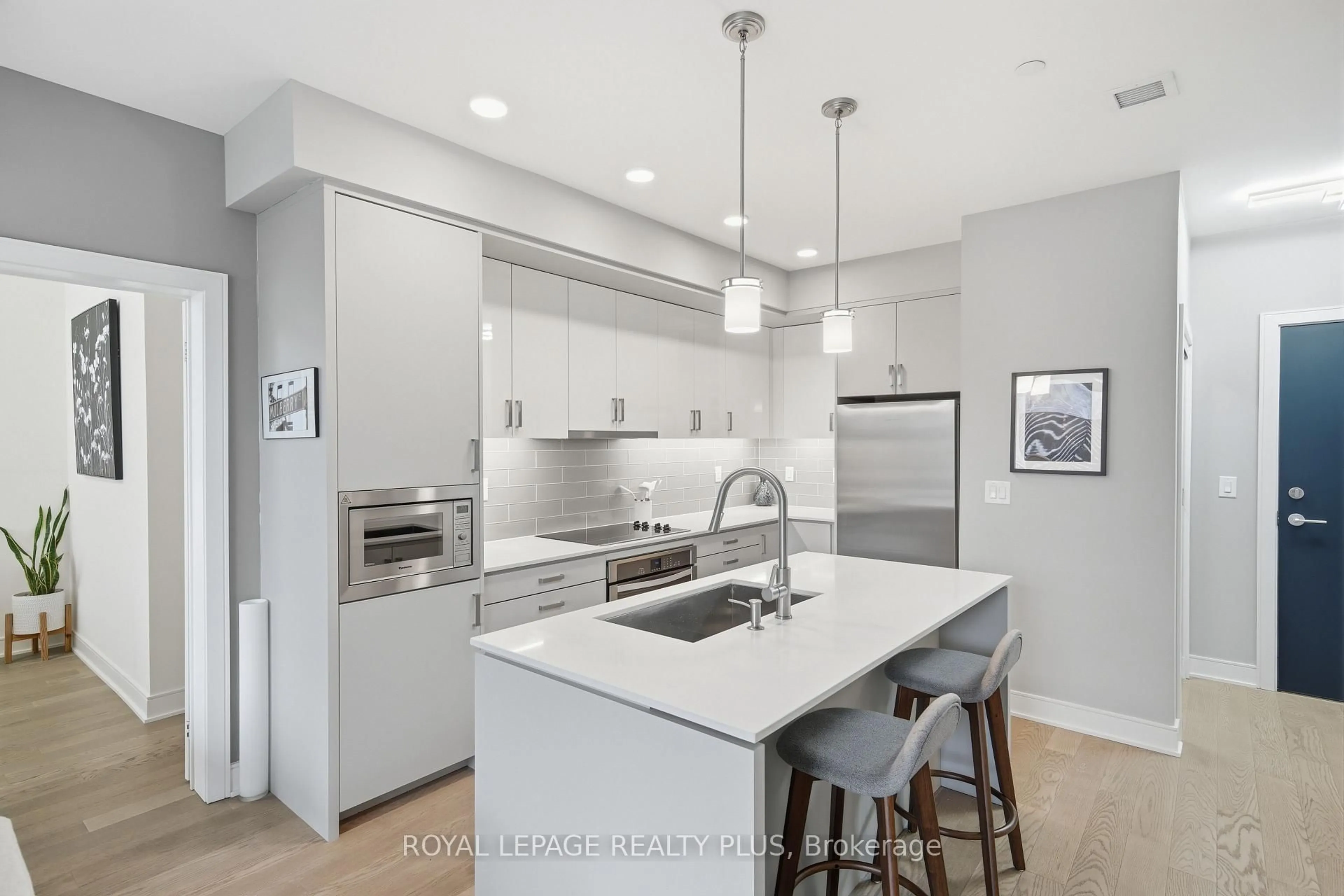 Contemporary kitchen, unknown for 1575 Lakeshore Rd #105, Mississauga Ontario L5J 0B1