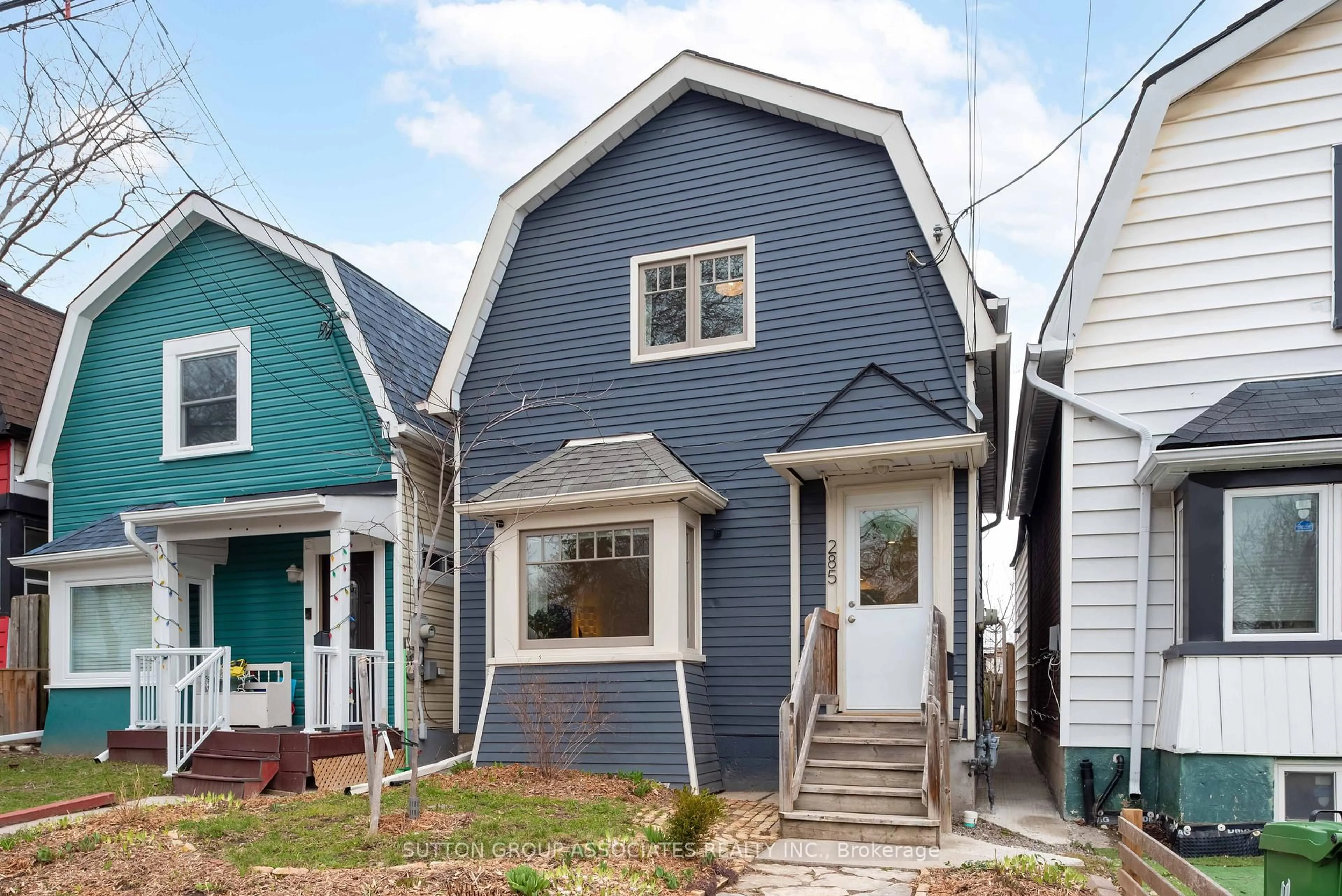 Home with vinyl exterior material, street for 285 Harvie Ave, Toronto Ontario M6E 4L1