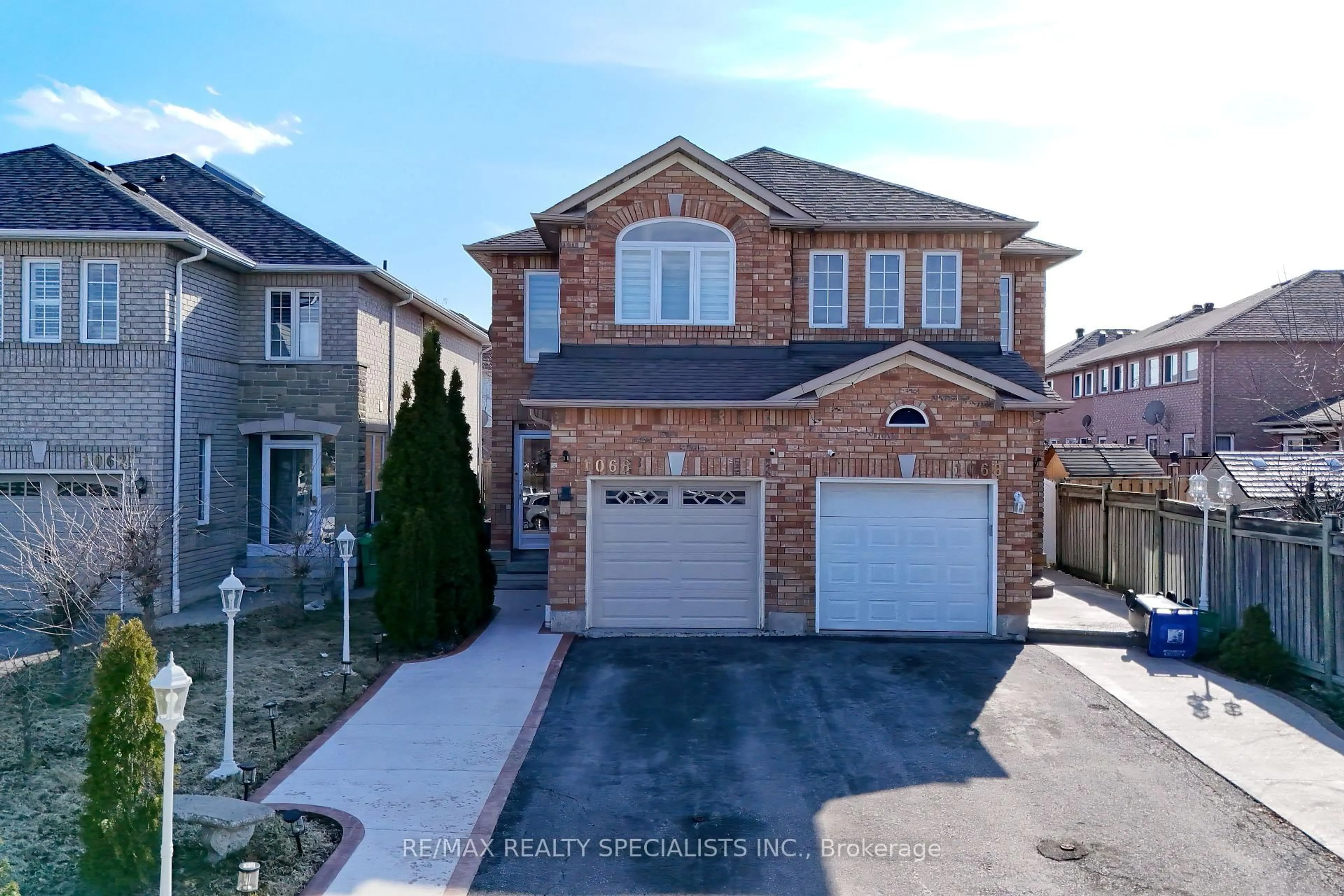 A pic from outside/outdoor area/front of a property/back of a property/a pic from drone, street for 1066 Foxglove Pl, Mississauga Ontario L5V 2N5
