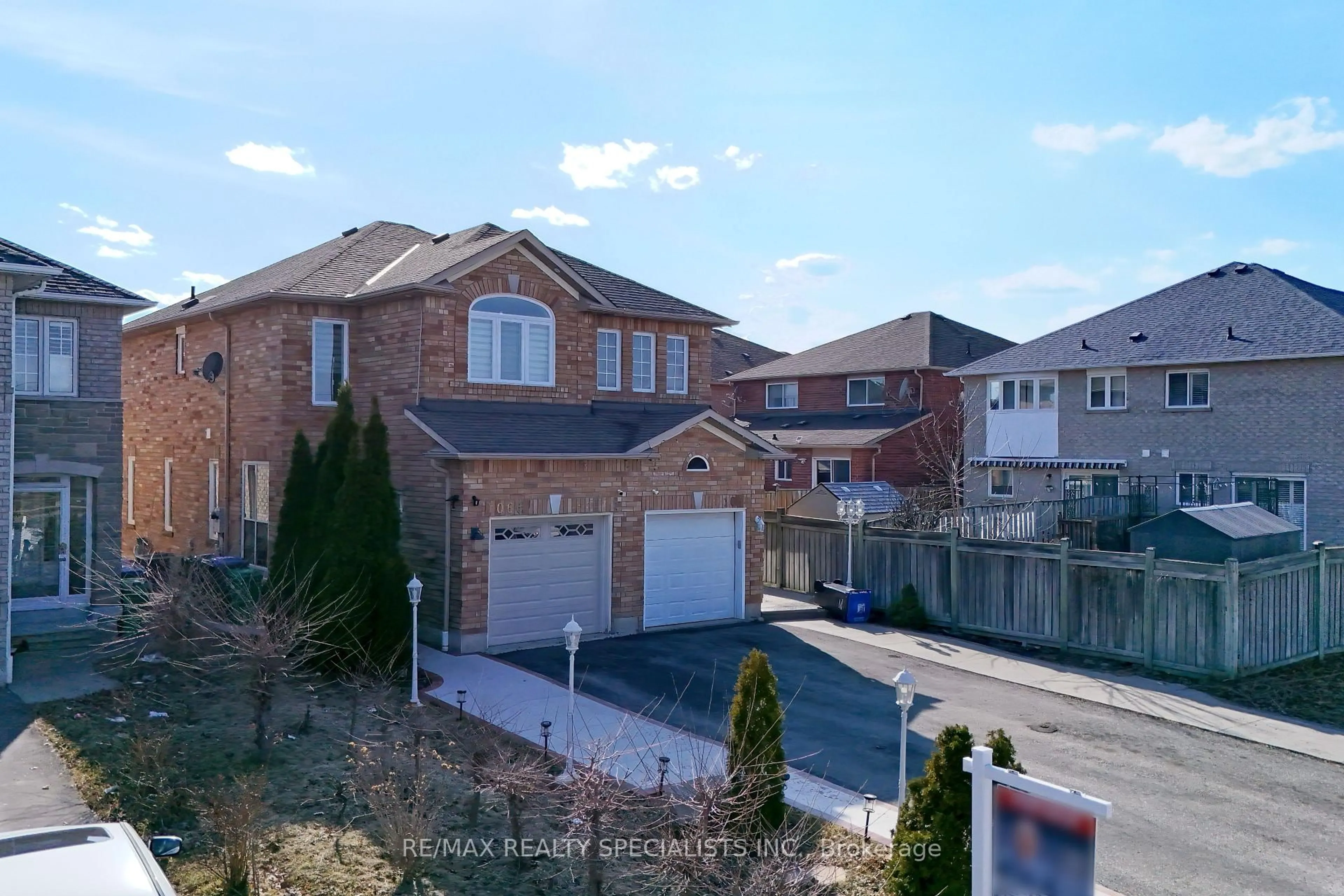 A pic from outside/outdoor area/front of a property/back of a property/a pic from drone, street for 1066 Foxglove Pl, Mississauga Ontario L5V 2N5