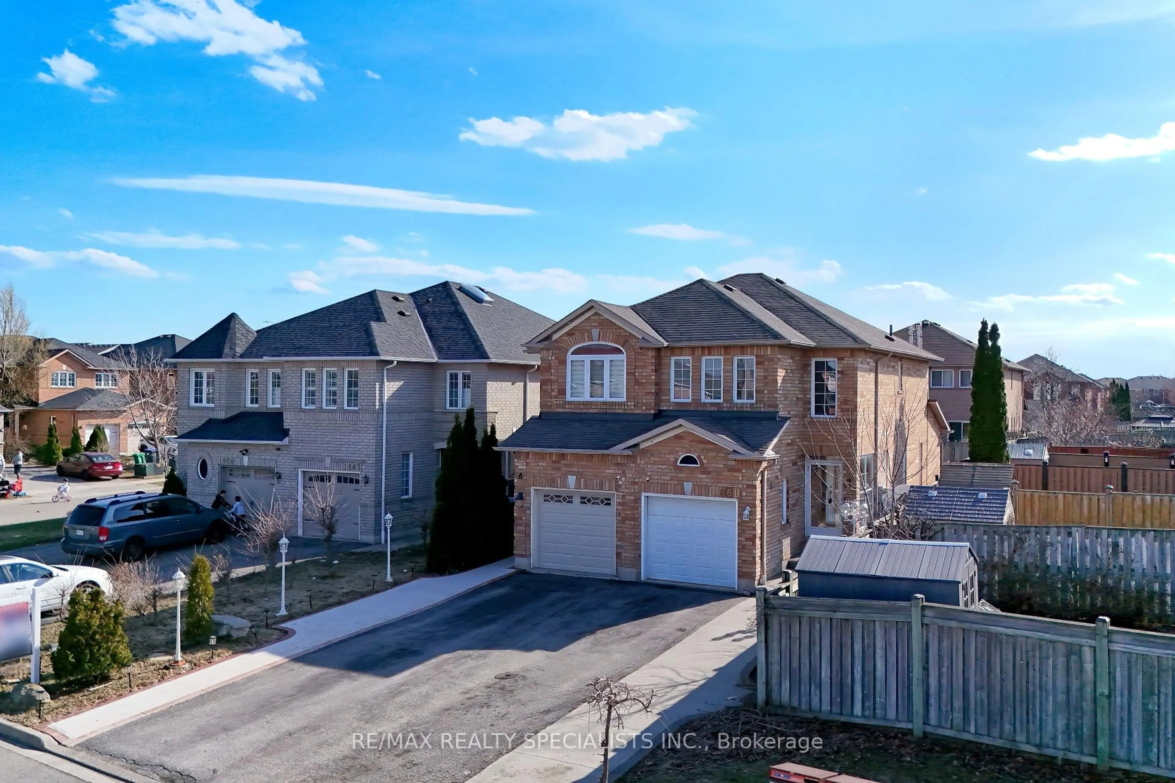 A pic from outside/outdoor area/front of a property/back of a property/a pic from drone, street for 1066 Foxglove Pl, Mississauga Ontario L5V 2N5
