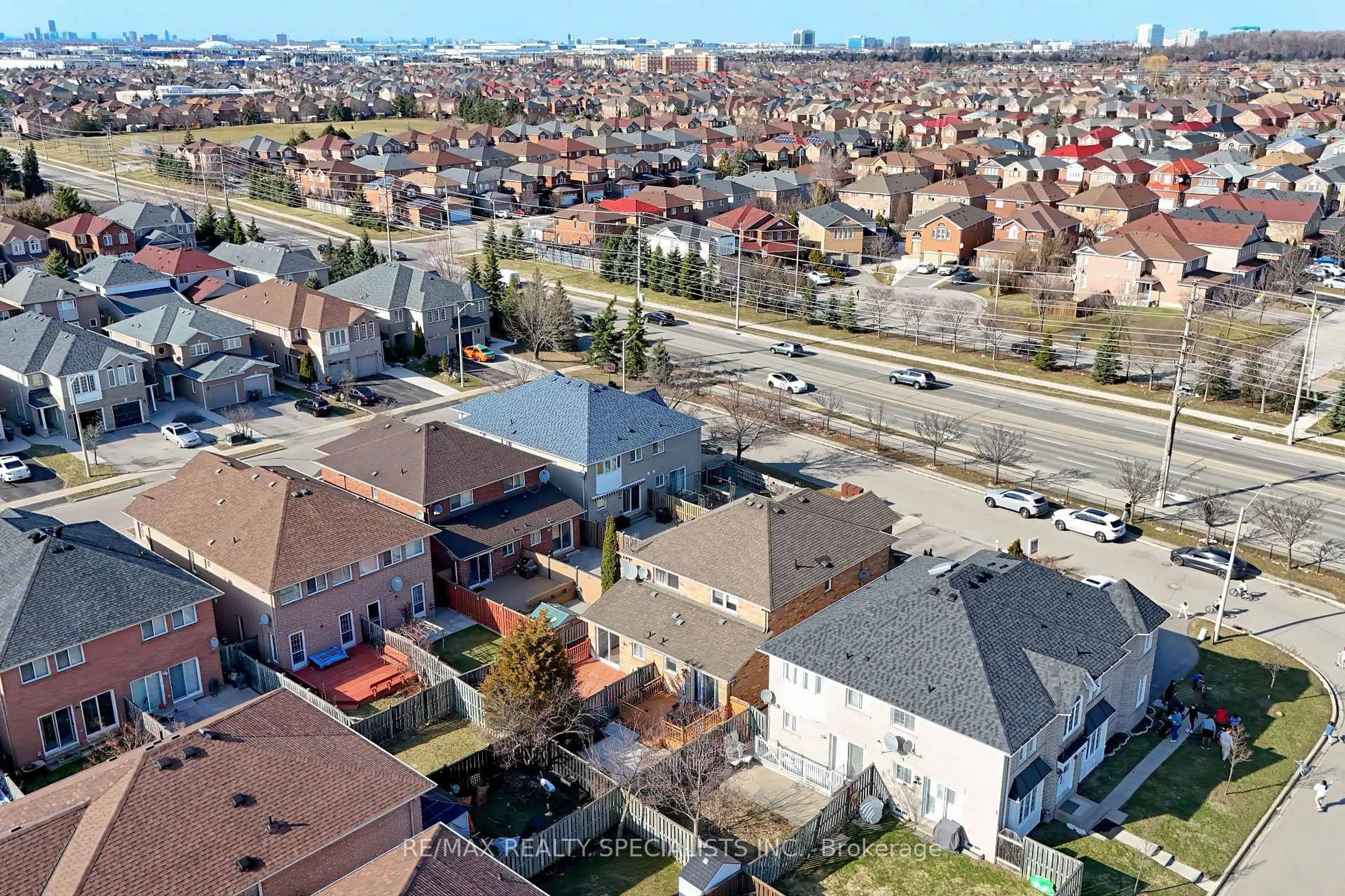 A pic from outside/outdoor area/front of a property/back of a property/a pic from drone, street for 1066 Foxglove Pl, Mississauga Ontario L5V 2N5