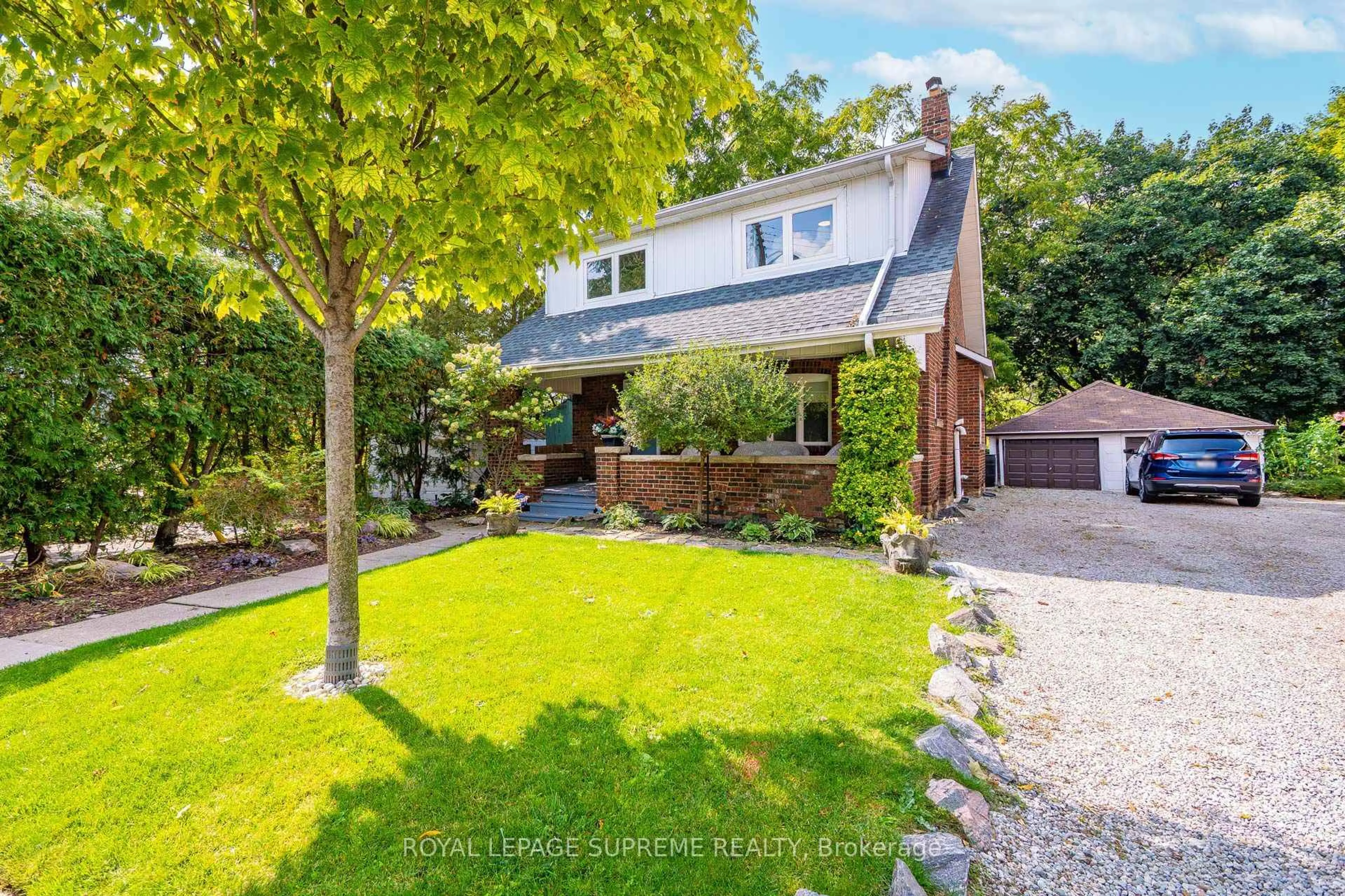 A pic from outside/outdoor area/front of a property/back of a property/a pic from drone, street for 10 King Street Cres, Toronto Ontario M9N 1K6