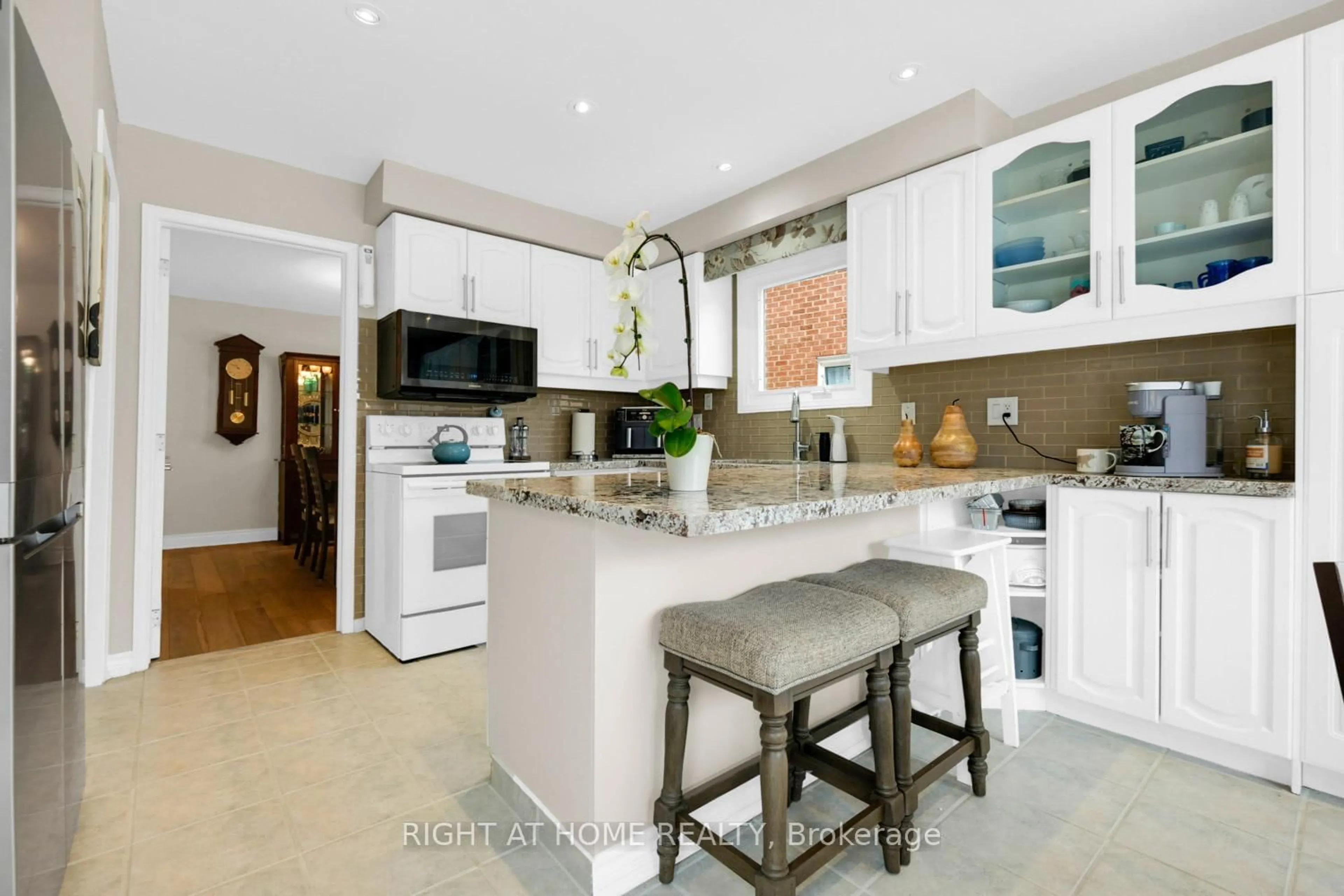 Open concept kitchen, ceramic/tile floor for 3098 Barwell Rd, Mississauga Ontario L5L 3Z9