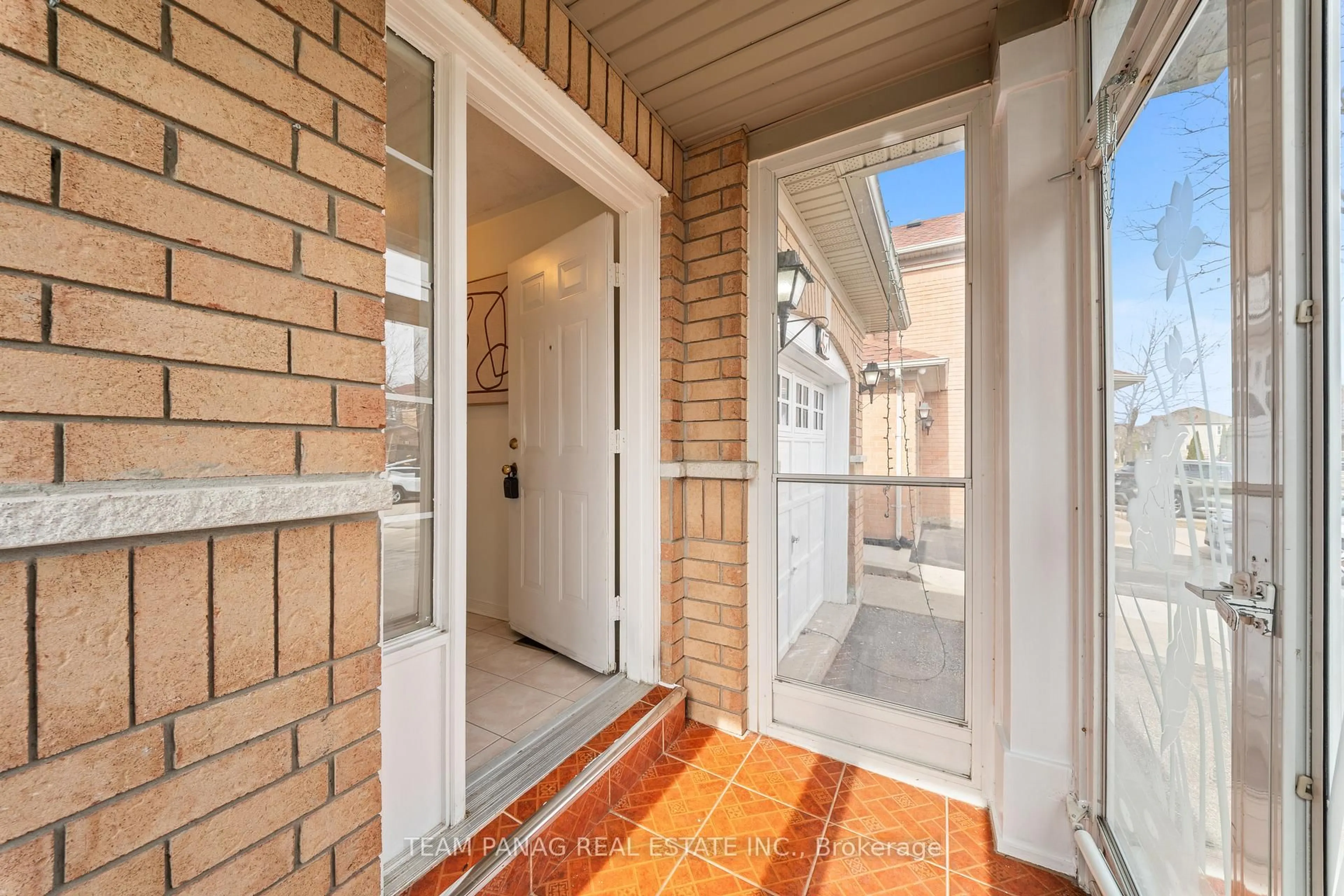 Indoor entryway for 47 Loons Call Cres, Brampton Ontario L6R 2G4