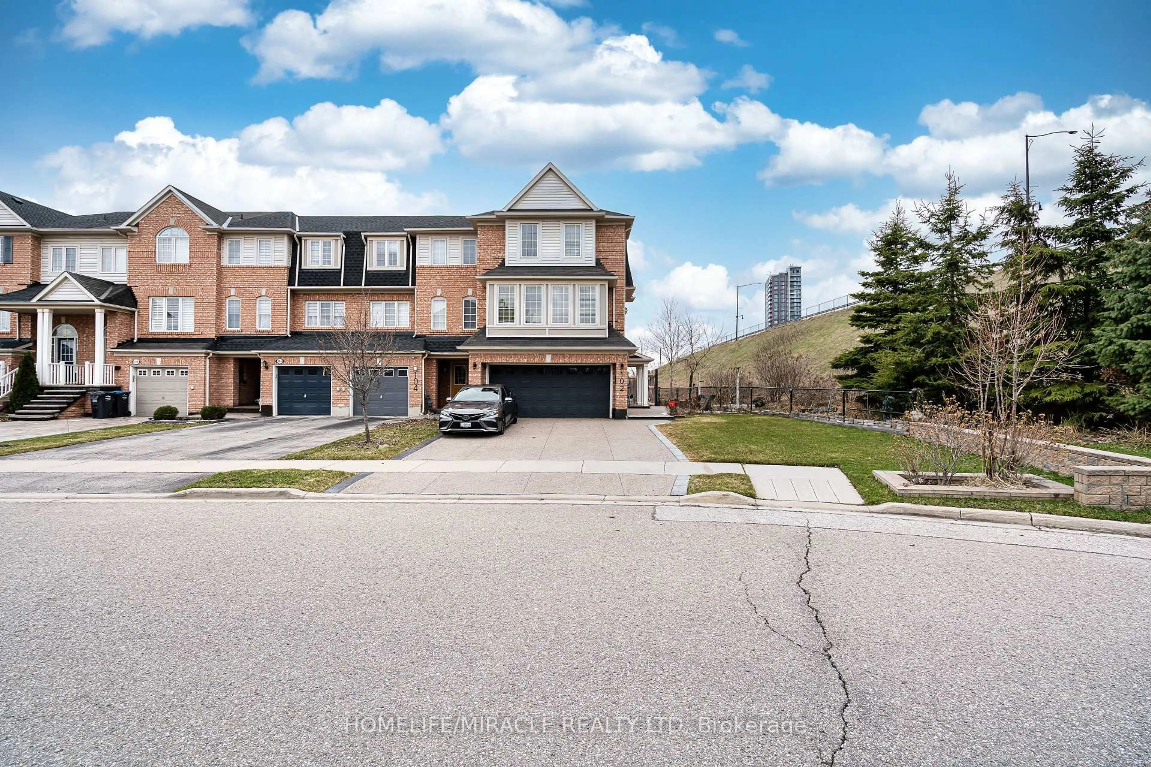 A pic from outside/outdoor area/front of a property/back of a property/a pic from drone, street for 102 Decker Hollow Circ, Brampton Ontario L6X 0L5