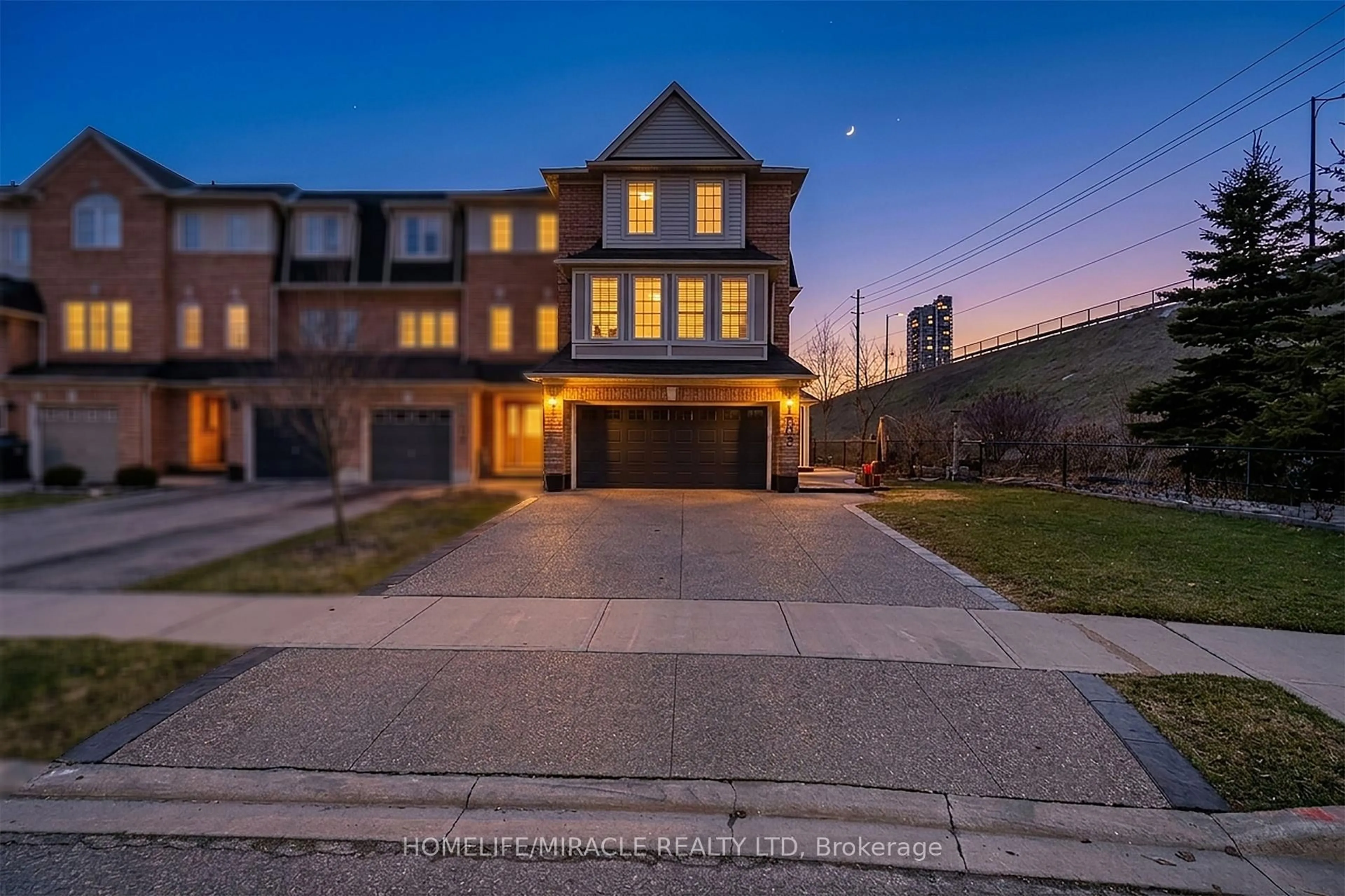 A pic from outside/outdoor area/front of a property/back of a property/a pic from drone, street for 102 Decker Hollow Circ, Brampton Ontario L6X 0L5