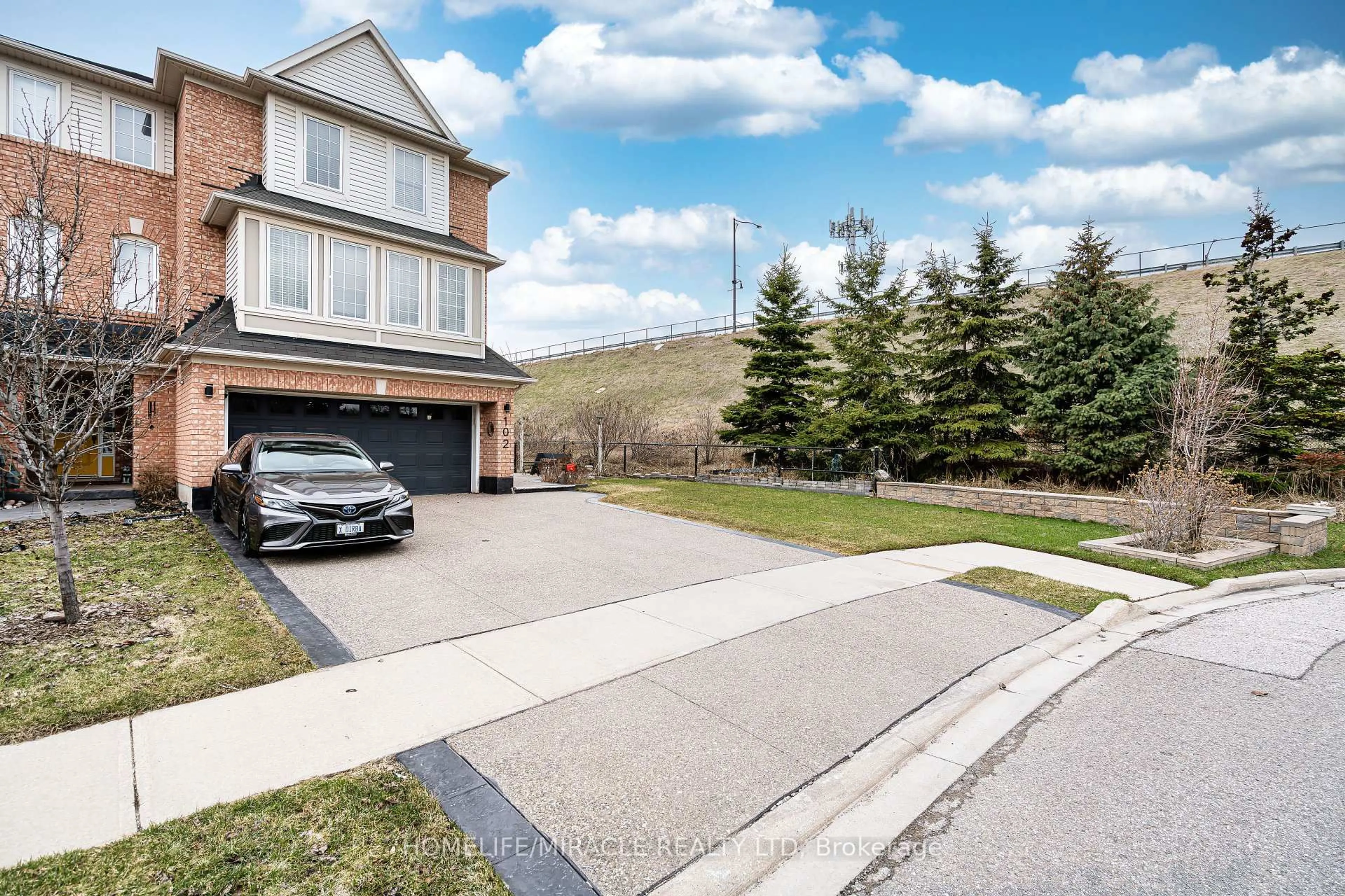 A pic from outside/outdoor area/front of a property/back of a property/a pic from drone, street for 102 Decker Hollow Circ, Brampton Ontario L6X 0L5