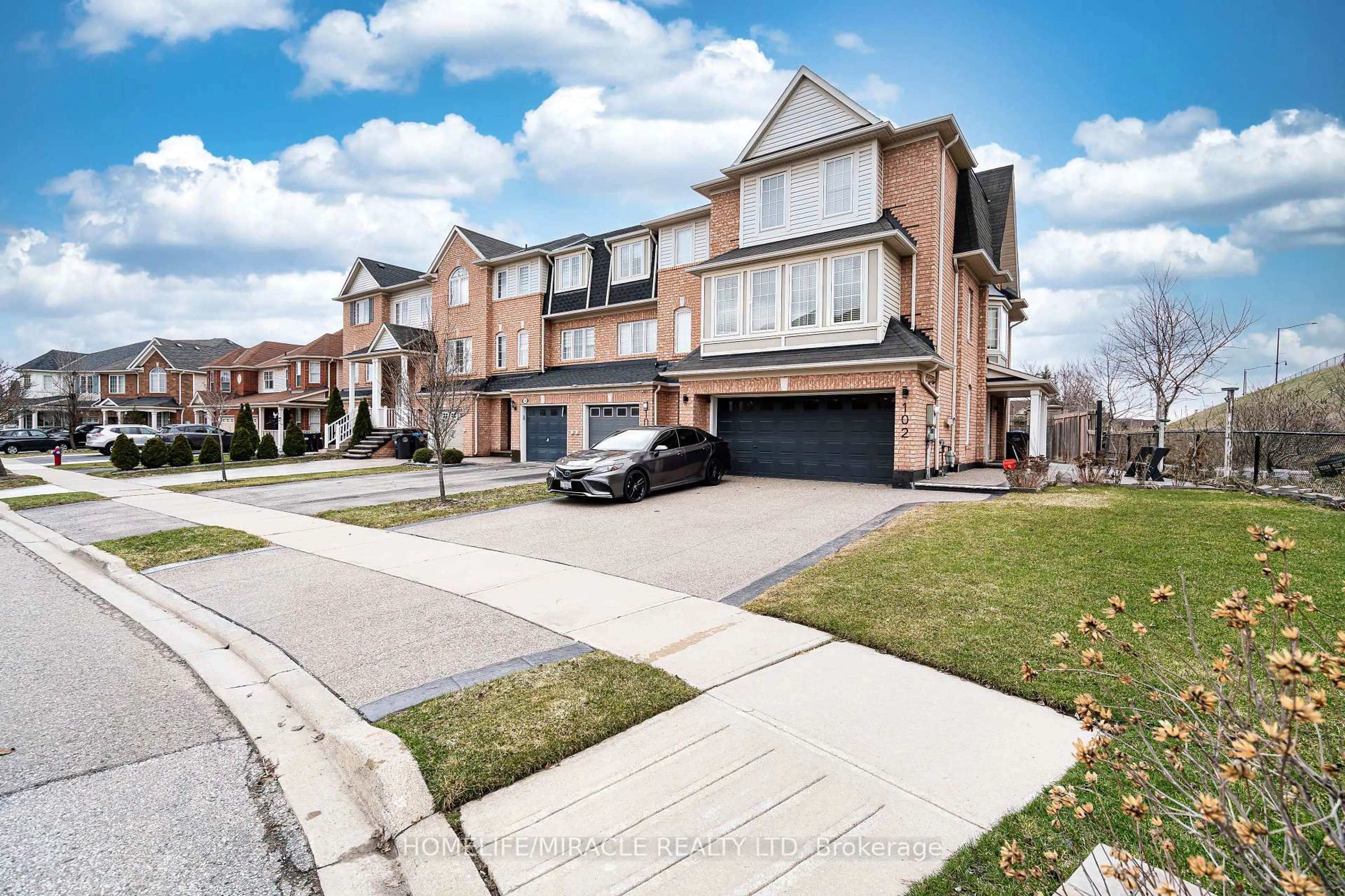 A pic from outside/outdoor area/front of a property/back of a property/a pic from drone, street for 102 Decker Hollow Circ, Brampton Ontario L6X 0L5
