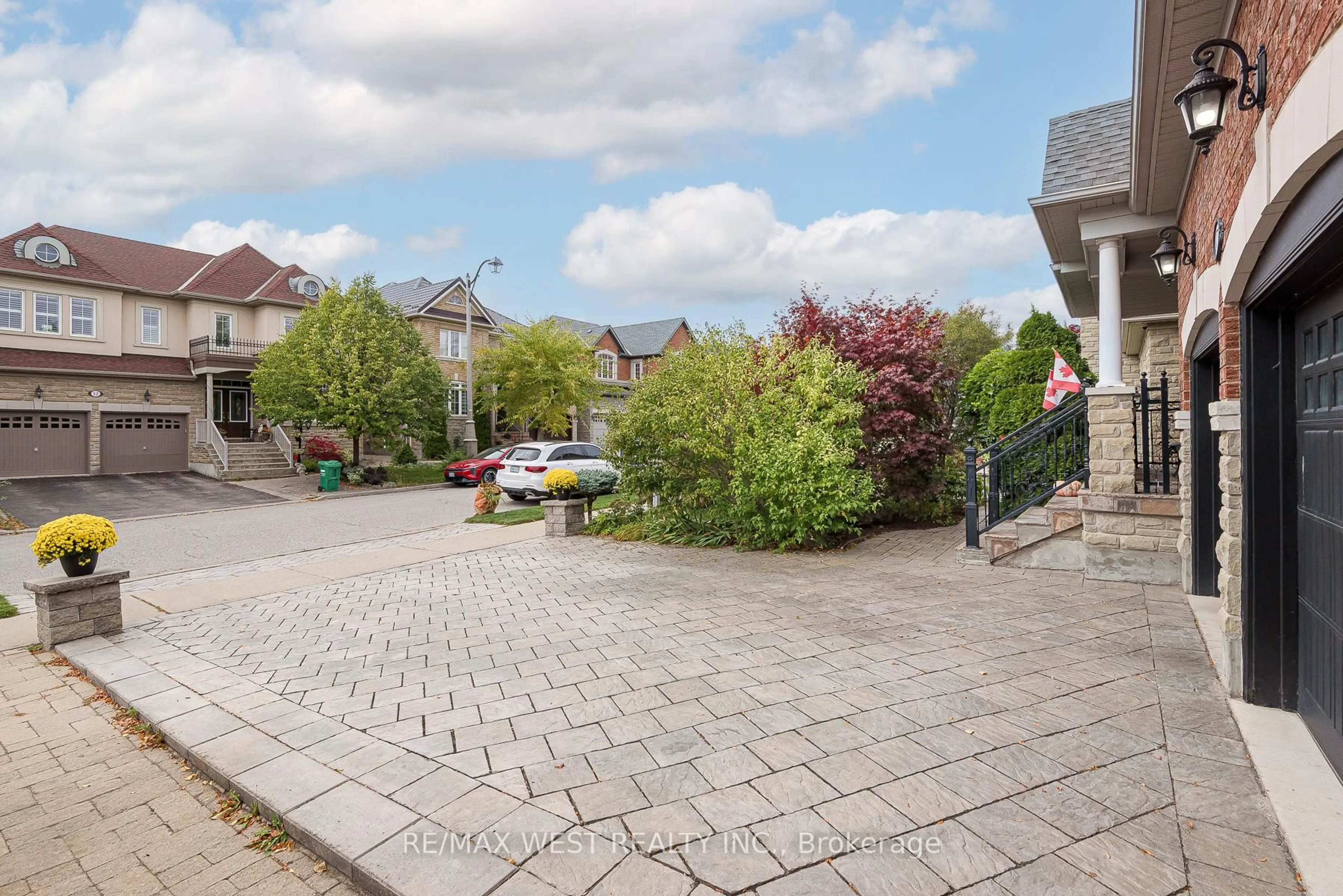 A pic from outside/outdoor area/front of a property/back of a property/a pic from drone, street for 17 Hawkridge Tr, Brampton Ontario L6P 2T5