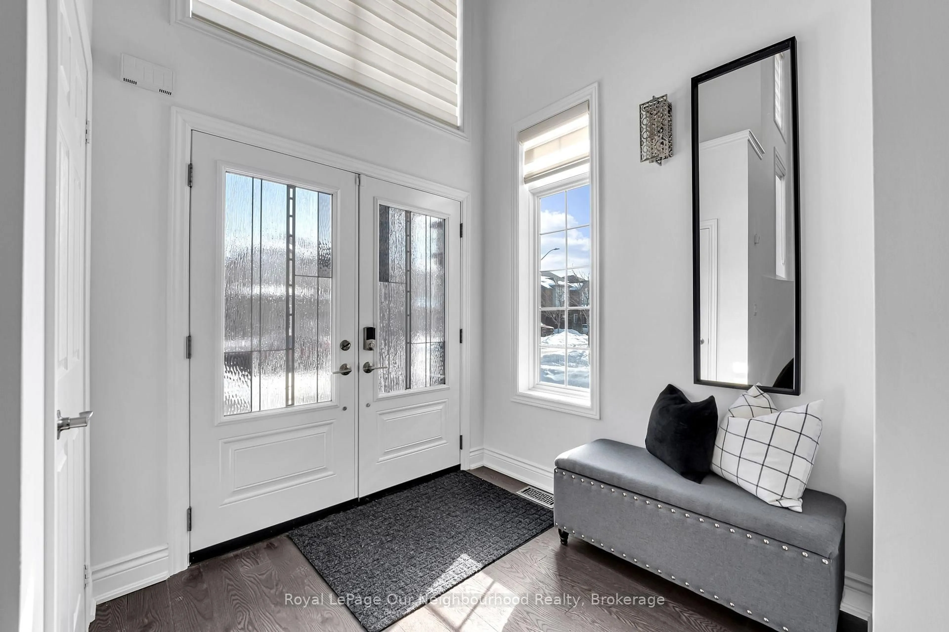 Indoor entryway for 4689 Leanna Heights Rd, Burlington Ontario L7M 0G3