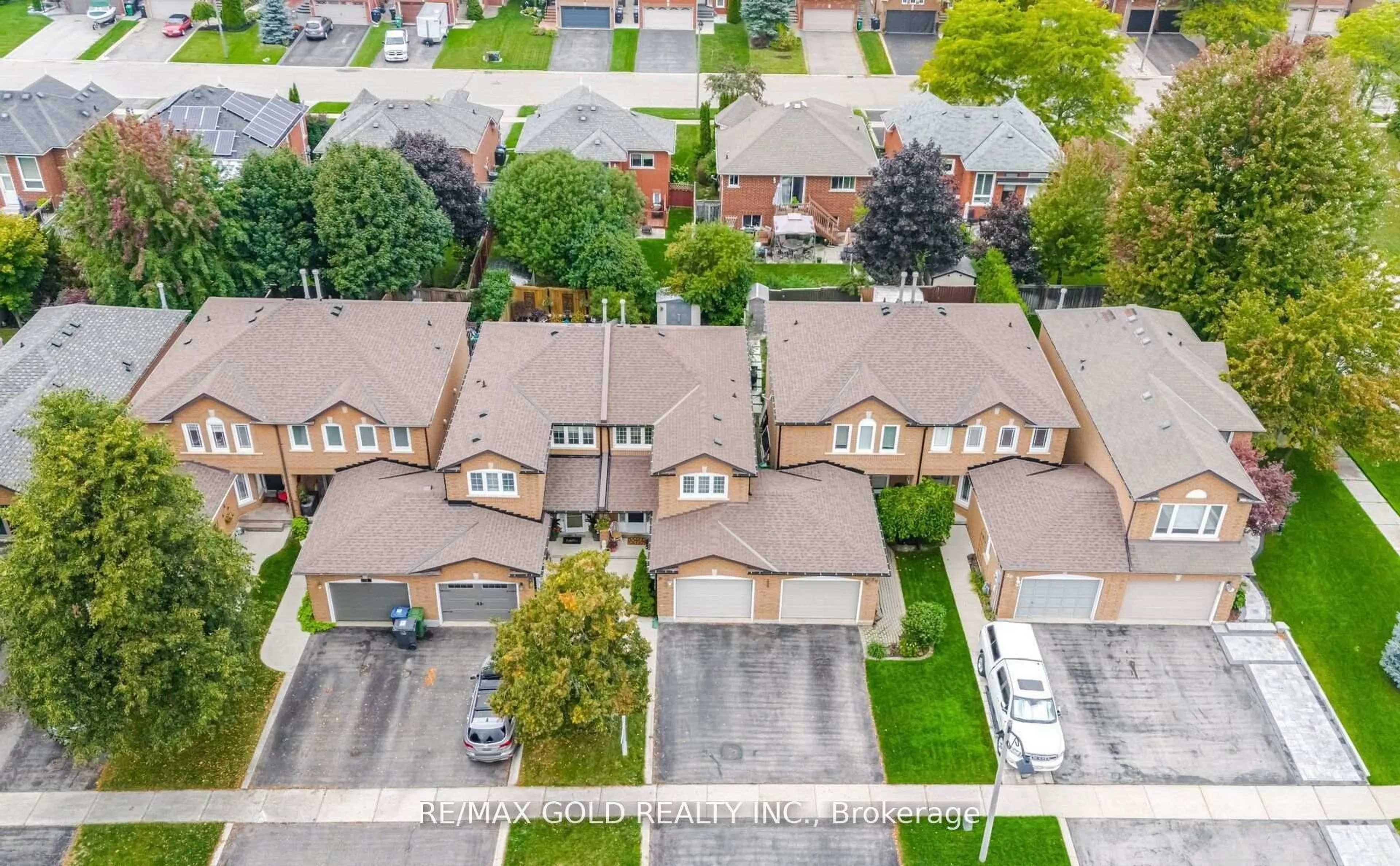 A pic from outside/outdoor area/front of a property/back of a property/a pic from drone, street for 26 Flemington Dr, Caledon Ontario L7C 1B5