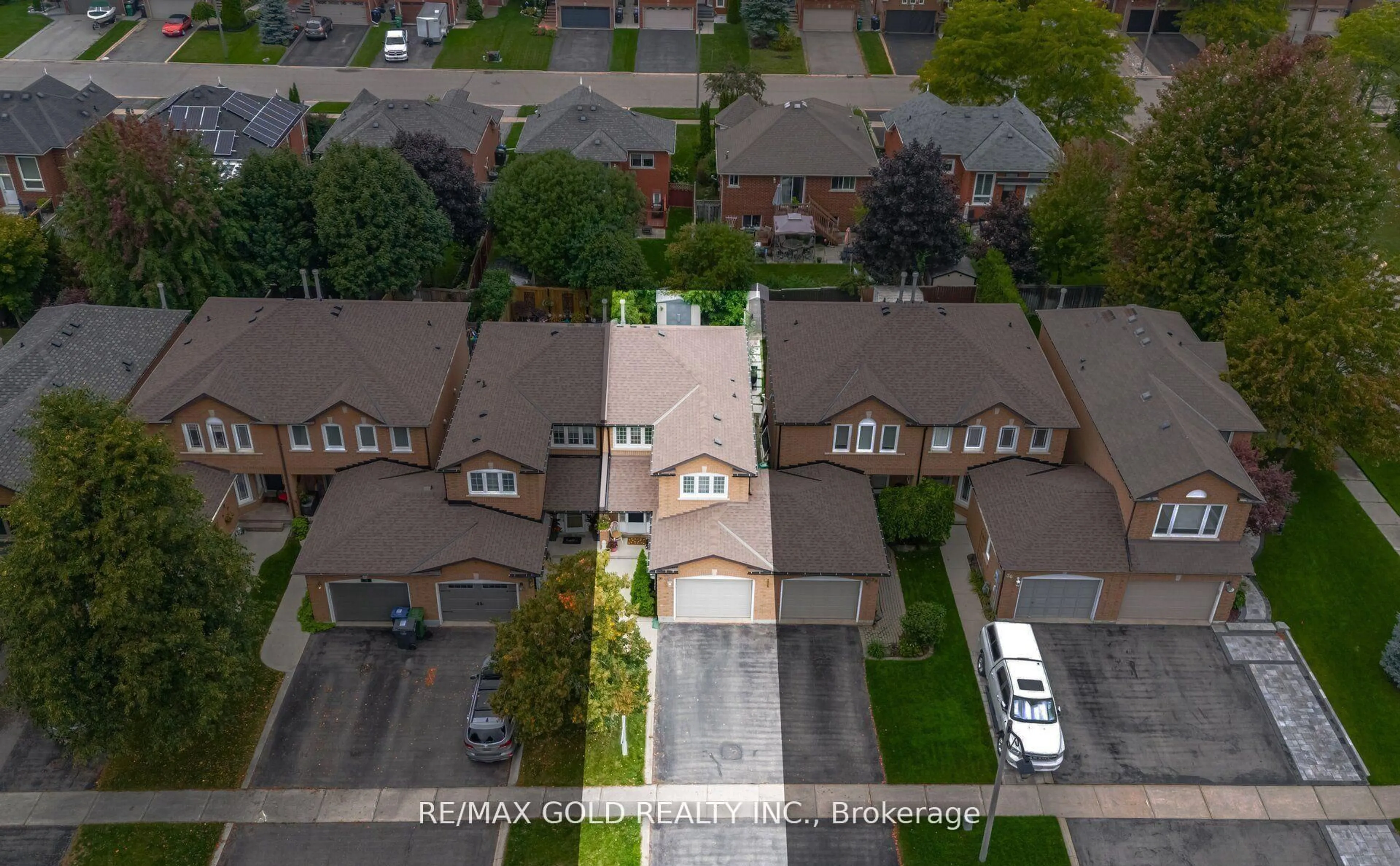 A pic from outside/outdoor area/front of a property/back of a property/a pic from drone, street for 26 Flemington Dr, Caledon Ontario L7C 1B5