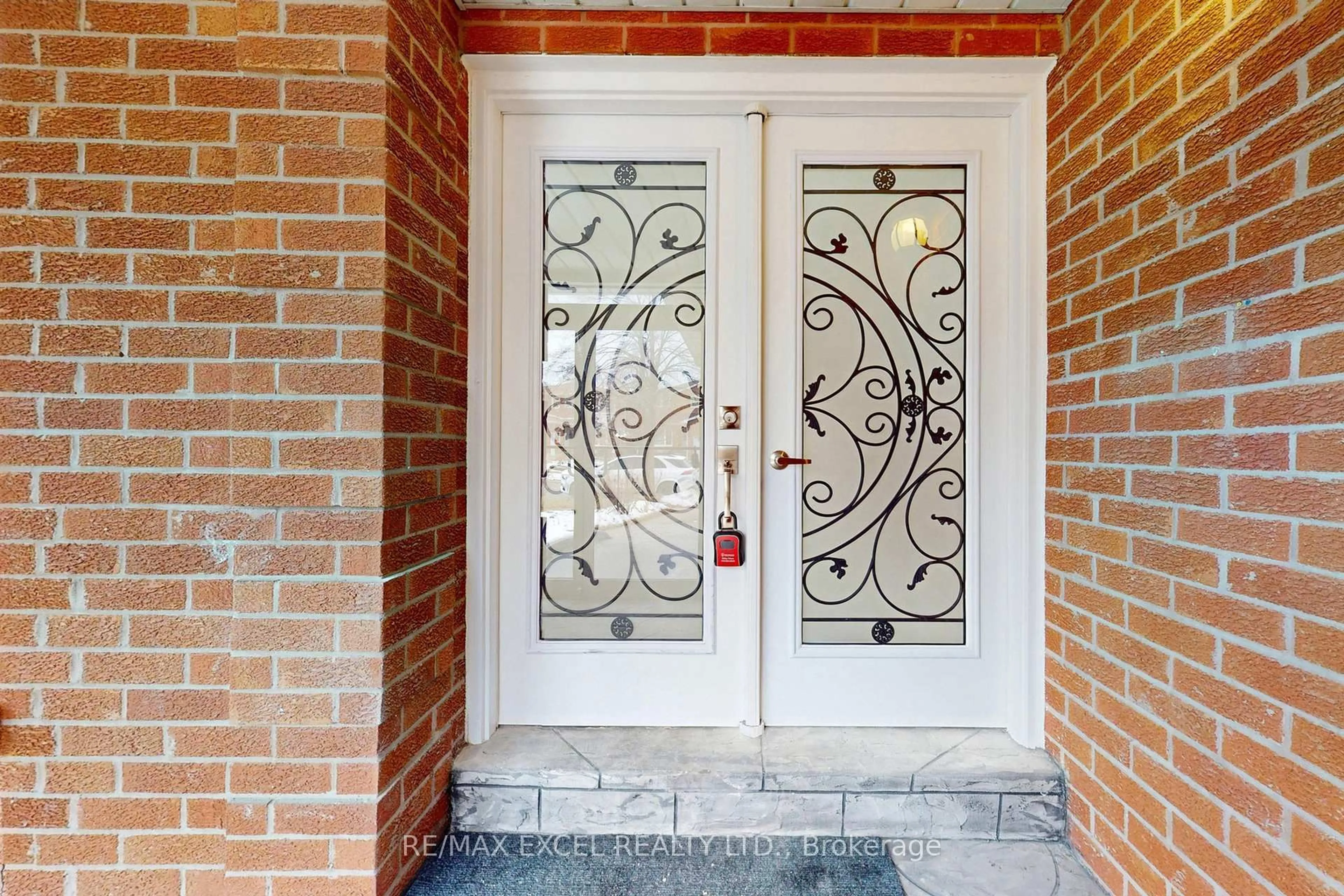 Indoor entryway for 4388 Guildwood Way, Mississauga Ontario L5R 2A4