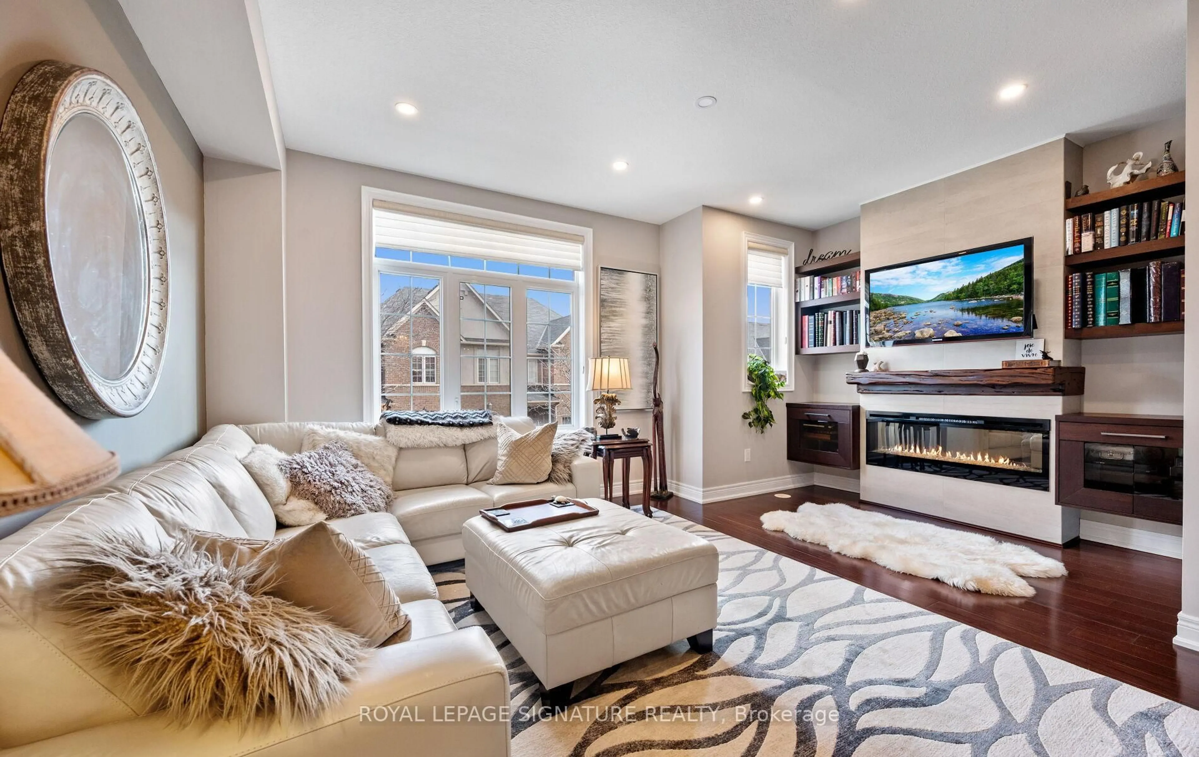 Living room with furniture, unknown for 5988 Turney Dr #19, Mississauga Ontario L5M 0S5