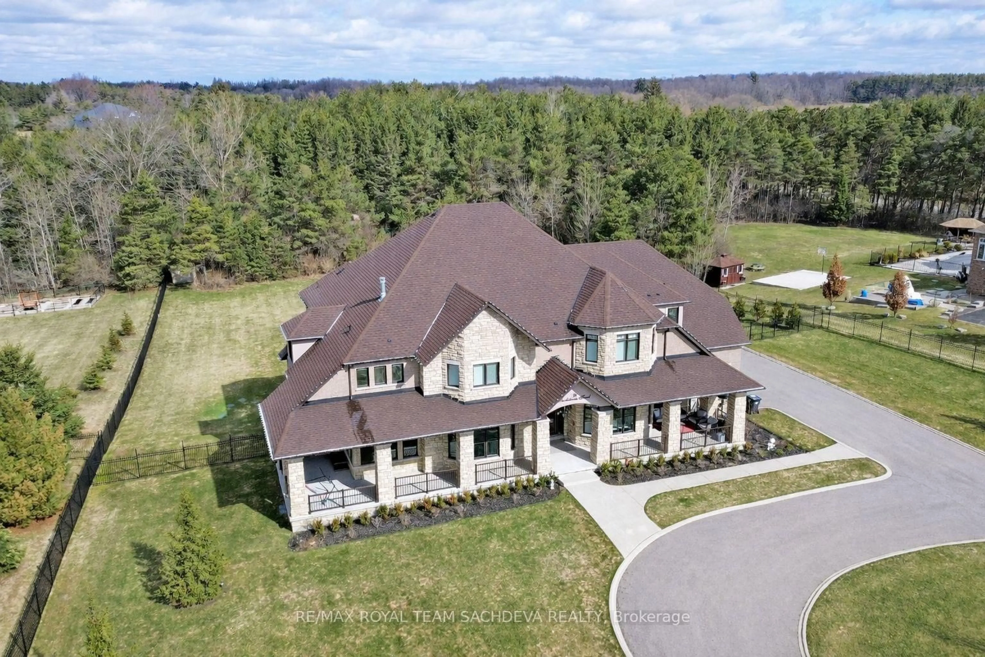 A pic from outside/outdoor area/front of a property/back of a property/a pic from drone, building for 76 Buckstown Tr, Caledon Ontario L7E 3E8