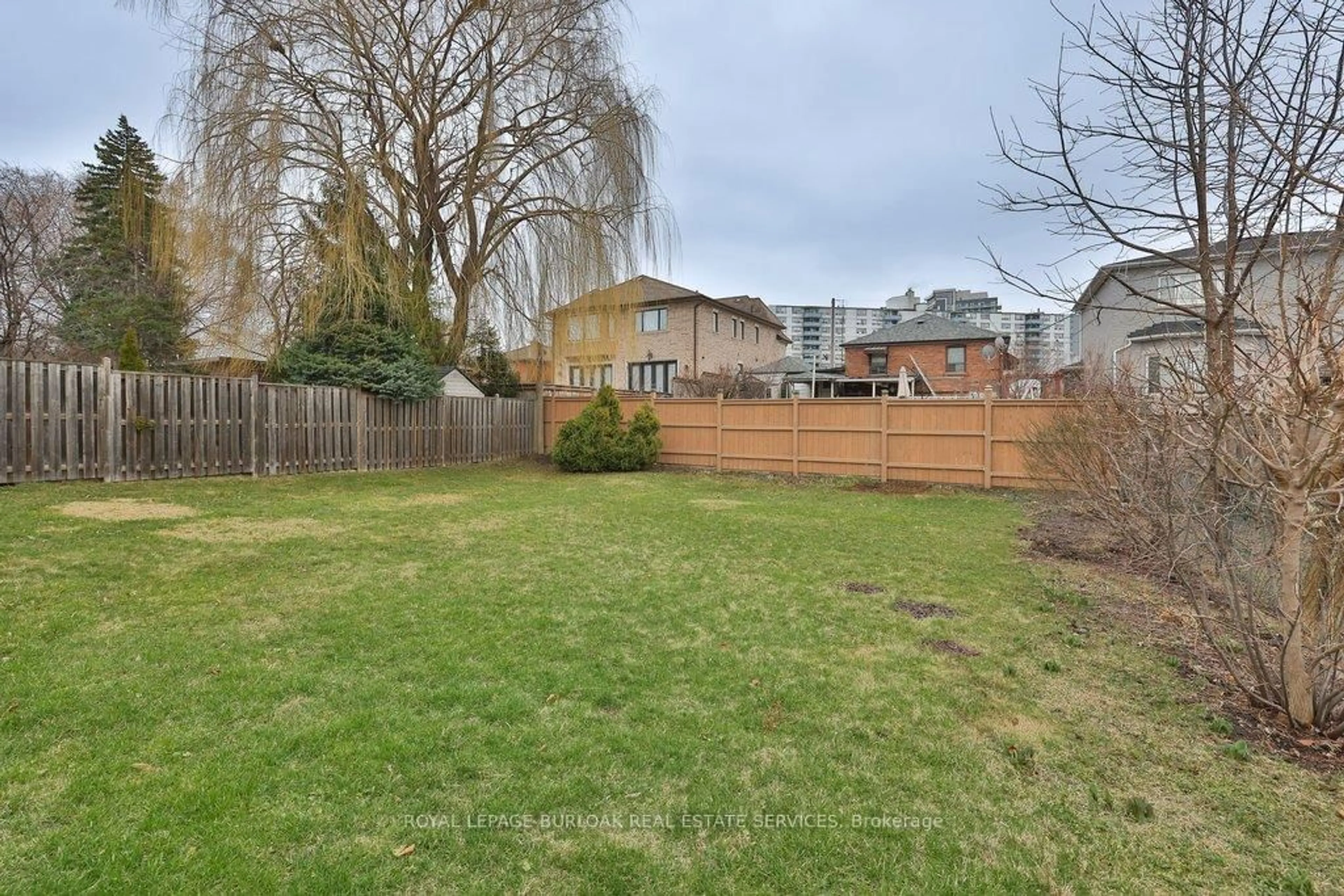 Patio, street for 39 Wickford Dr, Toronto Ontario M6L 1K9