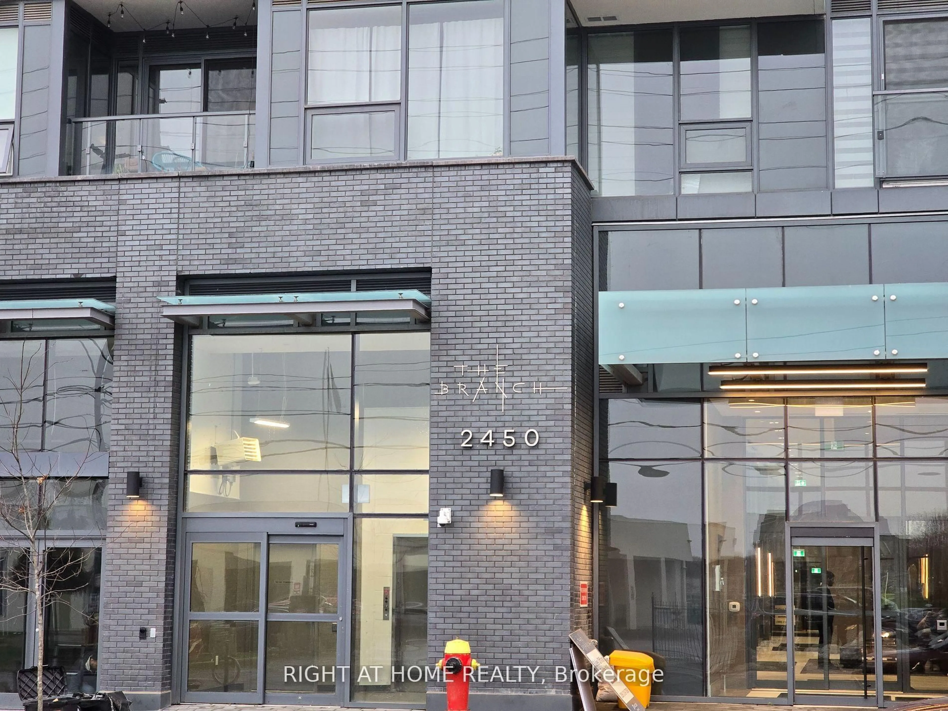 Indoor foyer for 2450 Old Bronte Rd #833, Oakville Ontario L6M 5P6