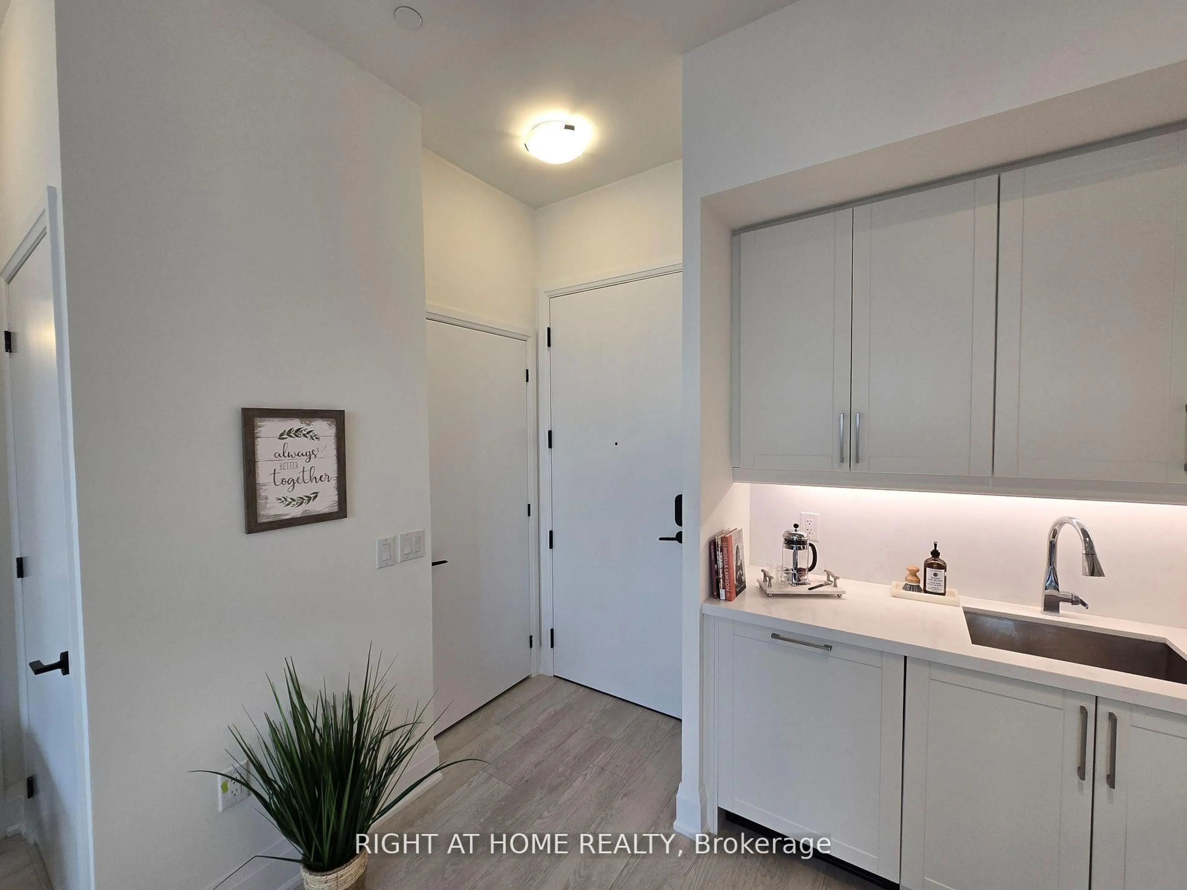 Indoor entryway for 2450 Old Bronte Rd #833, Oakville Ontario L6M 5P6