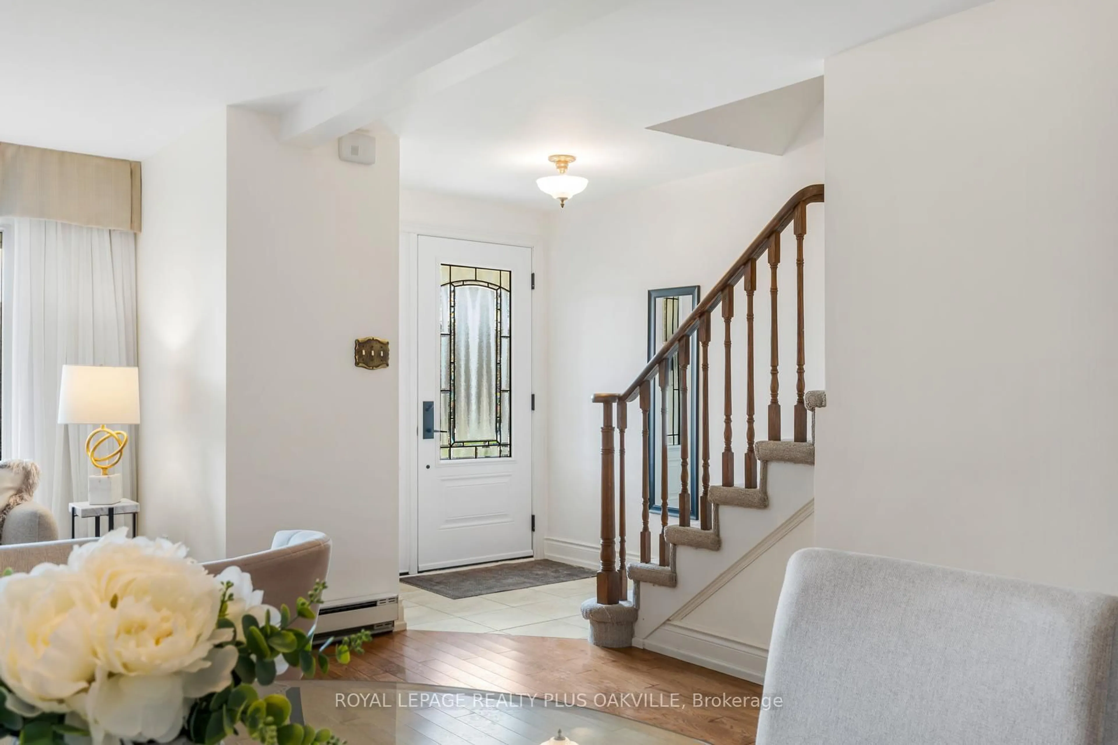 Indoor entryway for 2066 Brant St #4, Burlington Ontario L7P 3A6