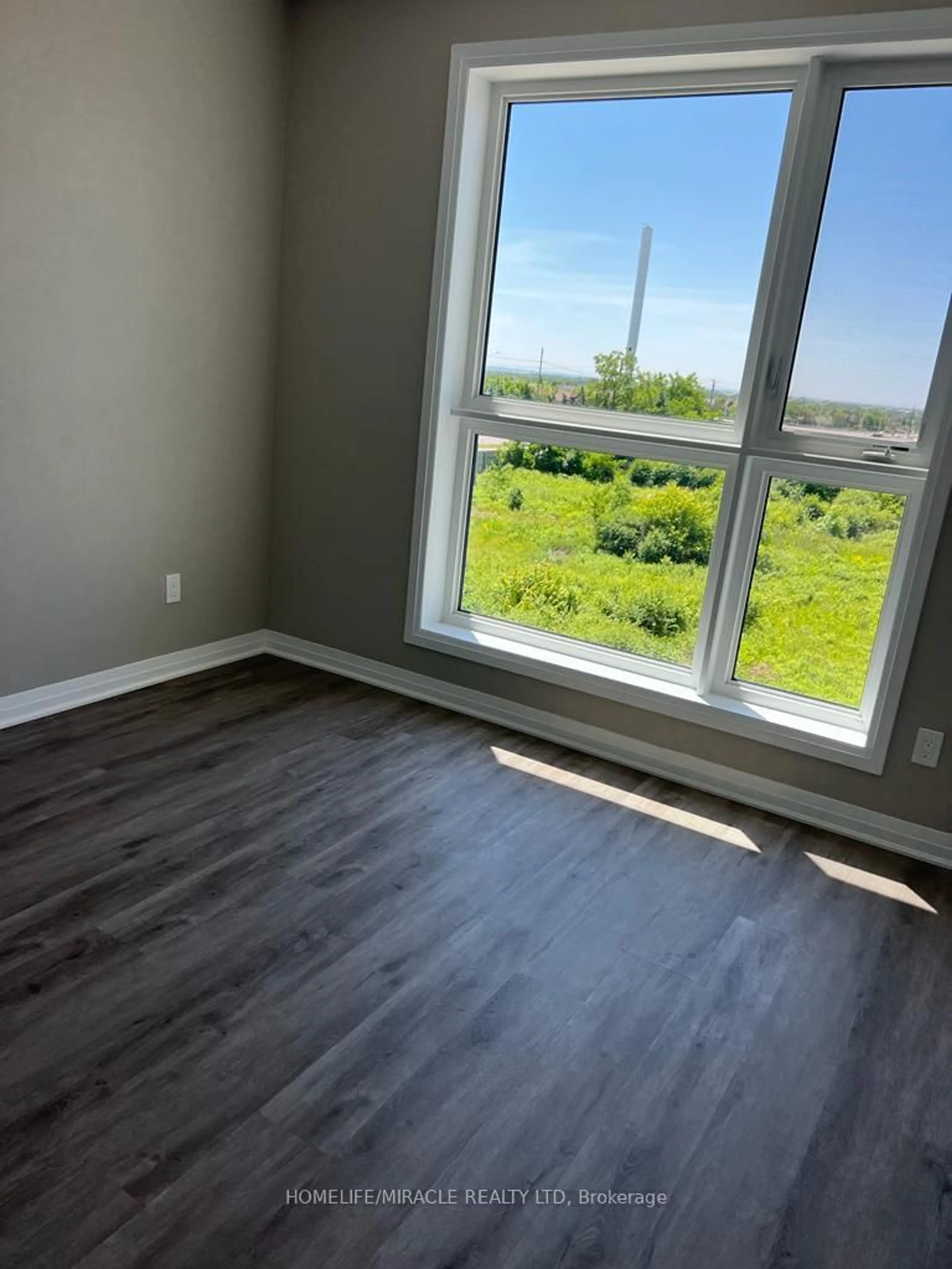 A pic of a room for 95 Dundas St #219, Oakville Ontario L6M 5N4