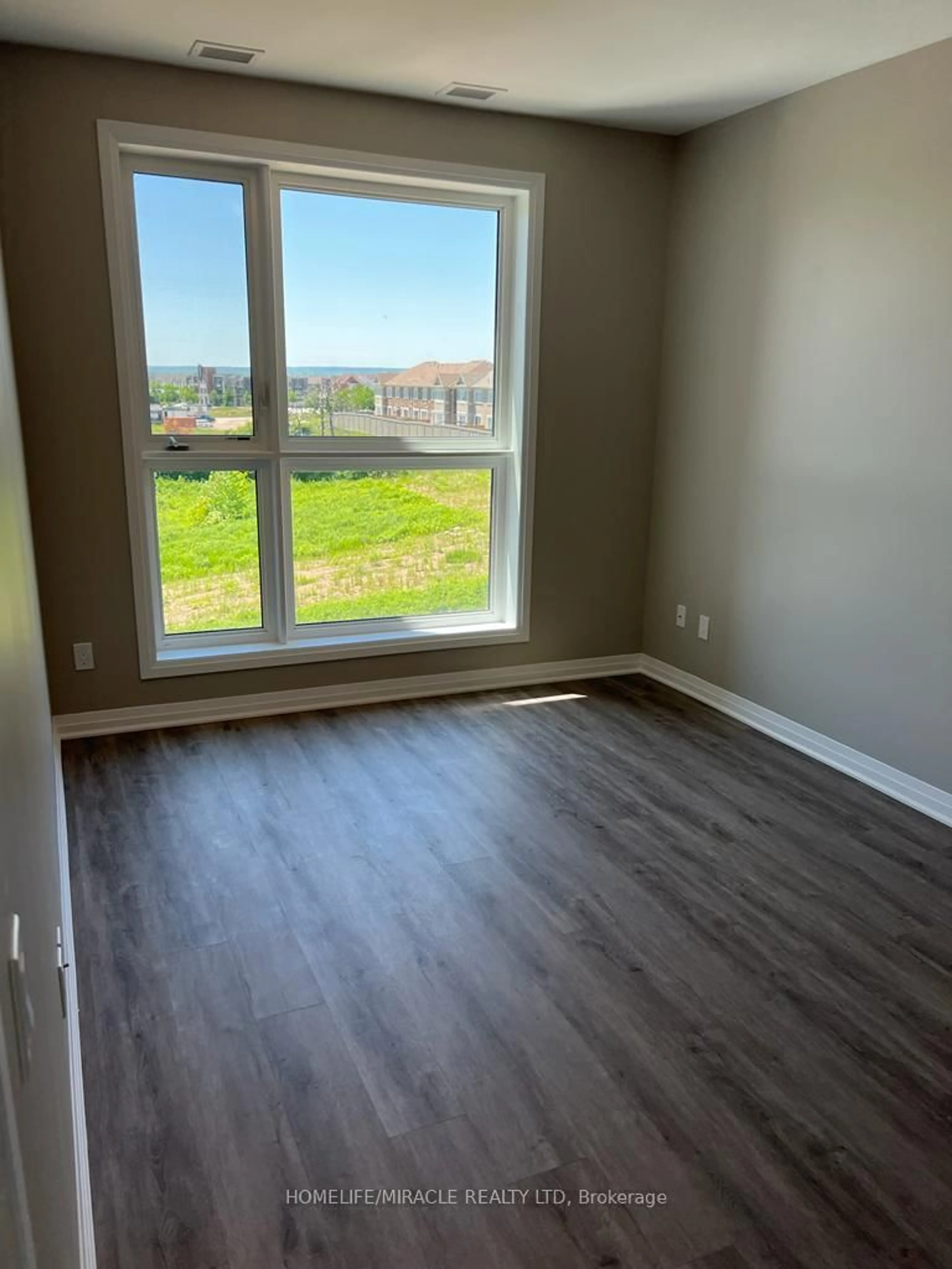 A pic of a room for 95 Dundas St #219, Oakville Ontario L6M 5N4