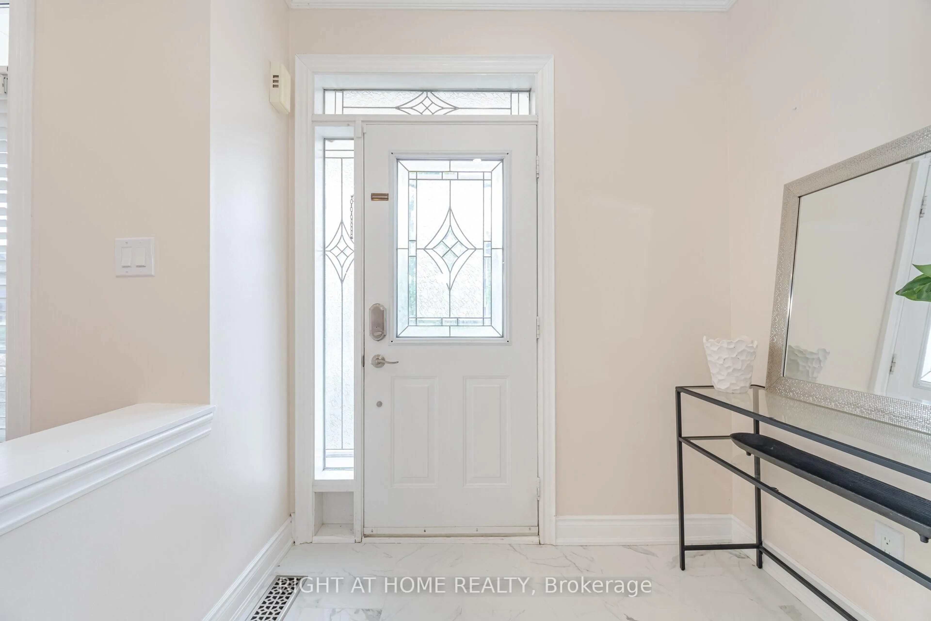 Indoor entryway for 3737 Brinwood Gate, Mississauga Ontario L5M 7G9