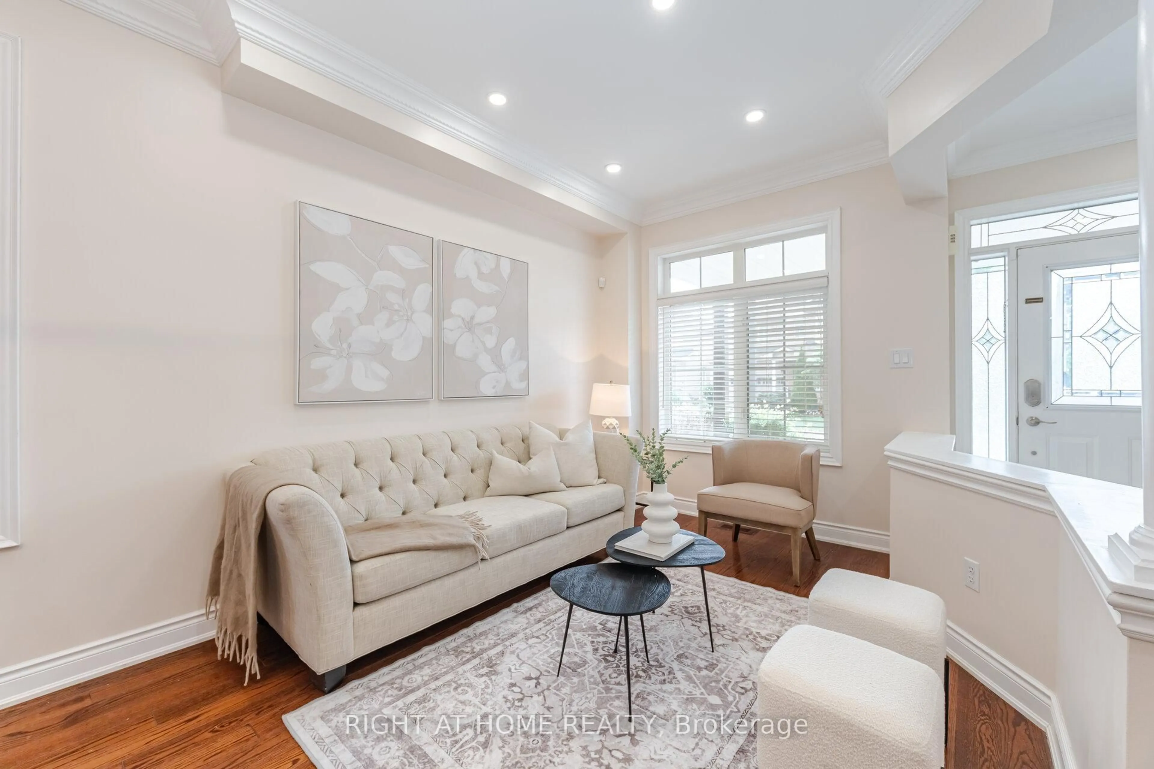 Living room with furniture, unknown for 3737 Brinwood Gate, Mississauga Ontario L5M 7G9