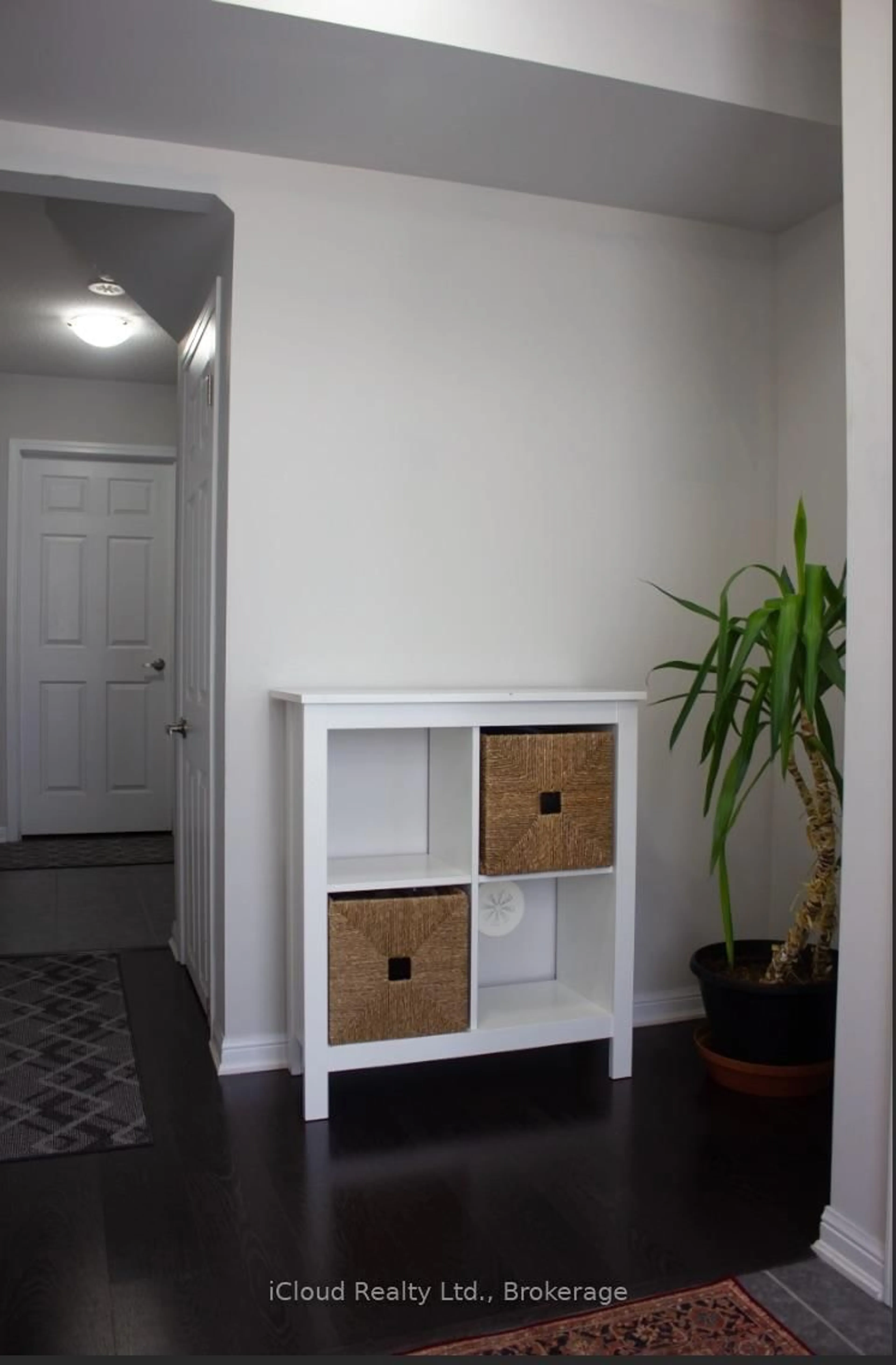 Indoor entryway for 118 Baycliffe Cres, Brampton Ontario L7A 3Z4