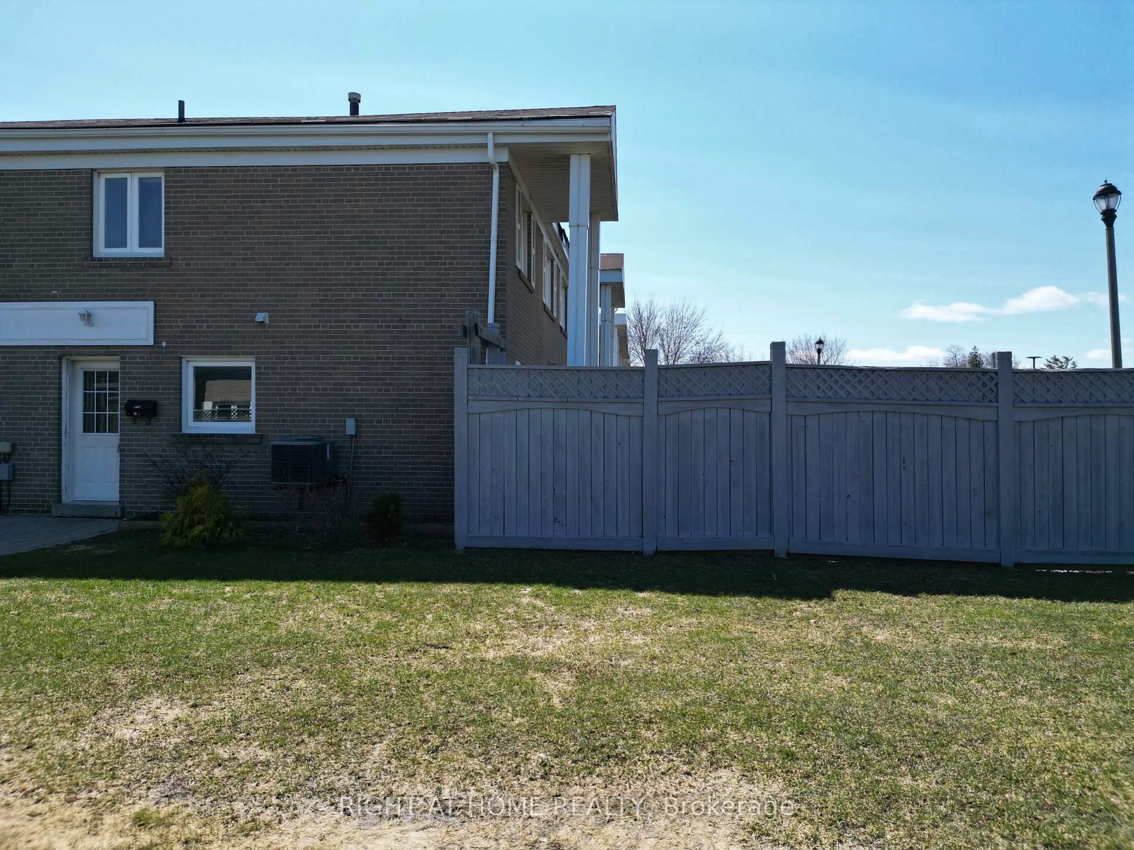 Unknown for 270 Town House Cres, Brampton Ontario L6W 3C7