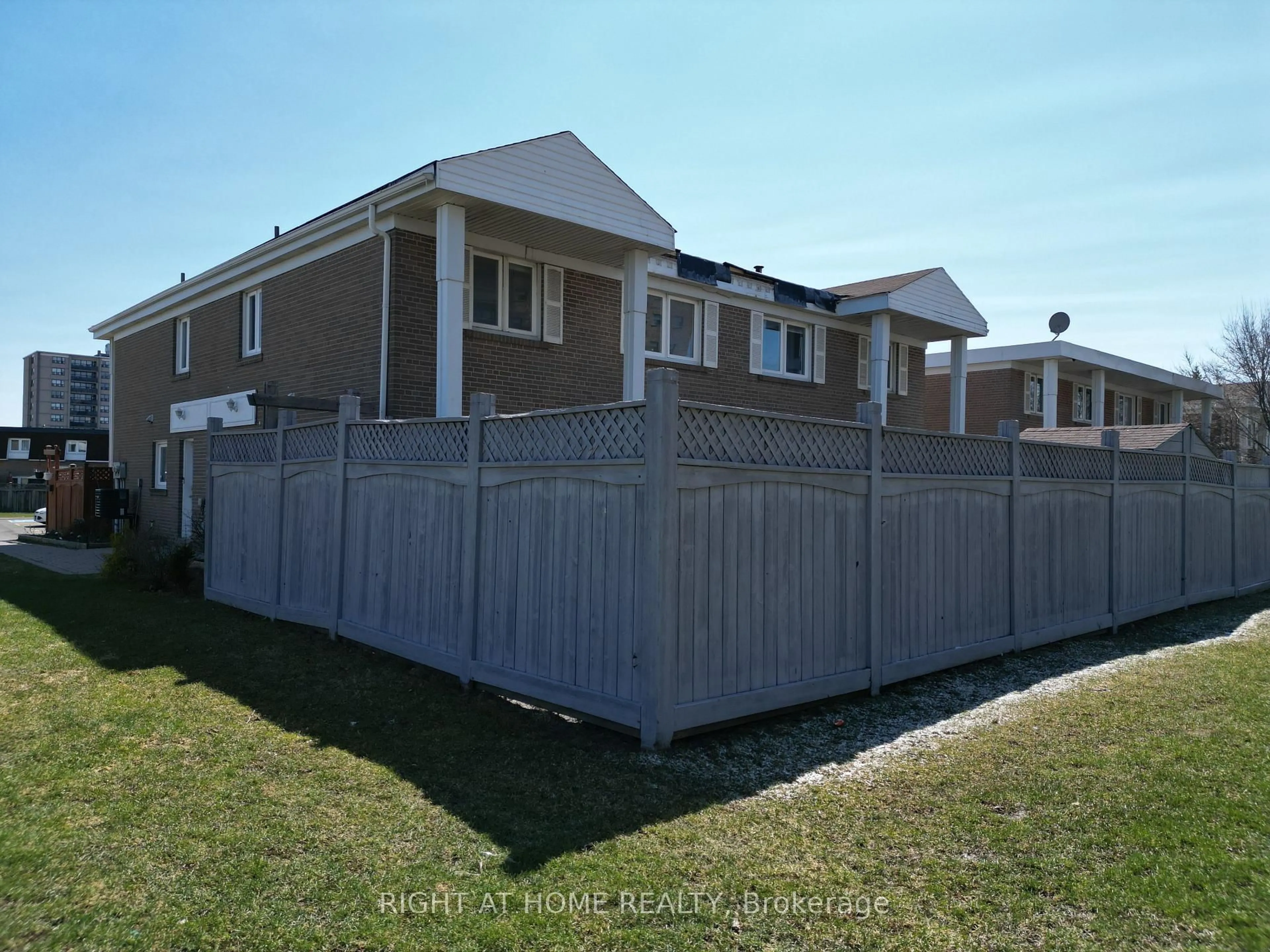 Unknown for 270 Town House Cres, Brampton Ontario L6W 3C7