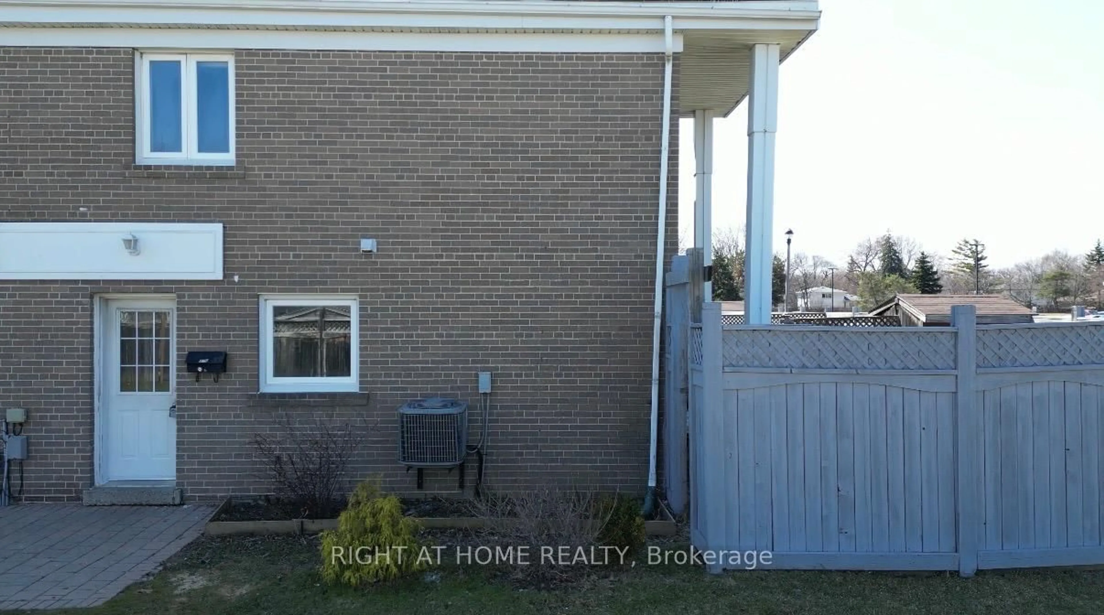 Unknown for 270 Town House Cres, Brampton Ontario L6W 3C7