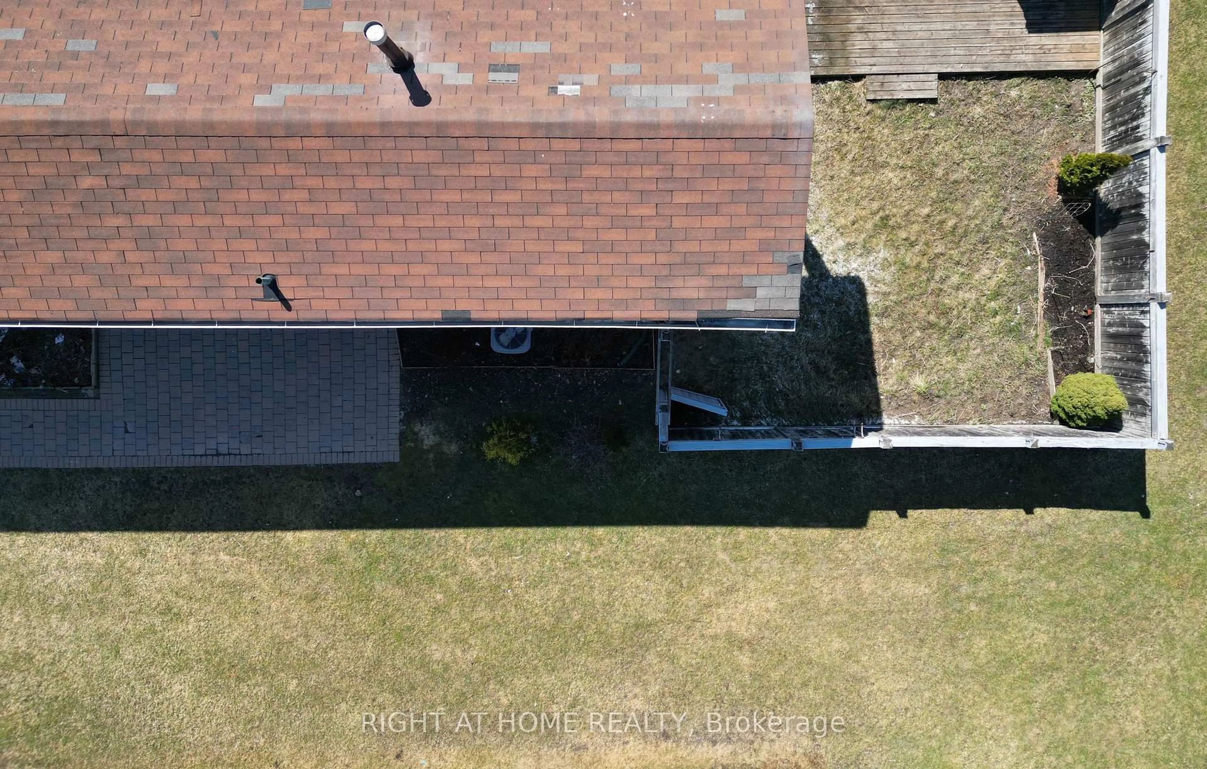 A pic from outside/outdoor area/front of a property/back of a property/a pic from drone, building for 270 Town House Cres, Brampton Ontario L6W 3C7