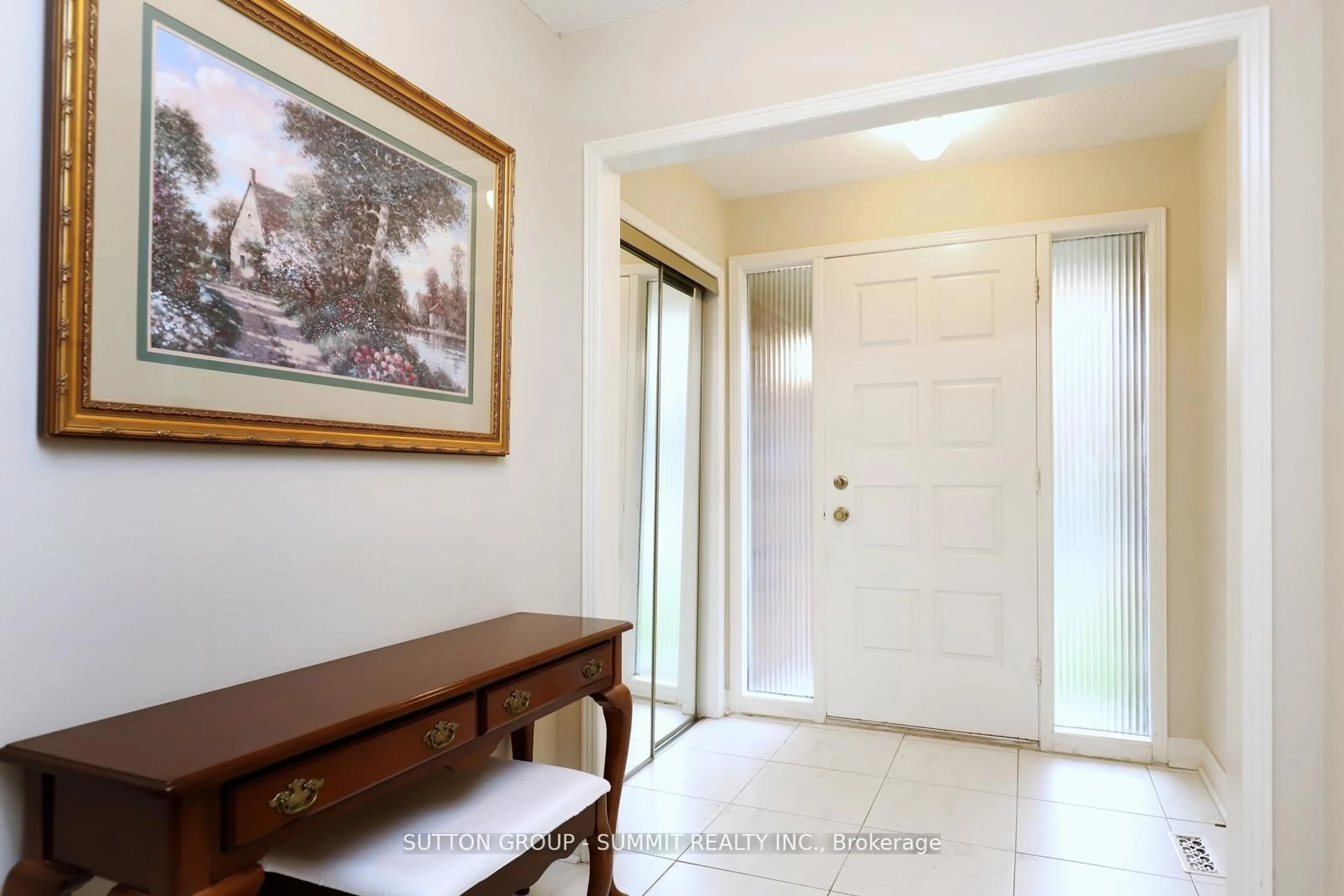 Indoor foyer for 2654 Ambercroft Tr, Mississauga Ontario L5M 4K1