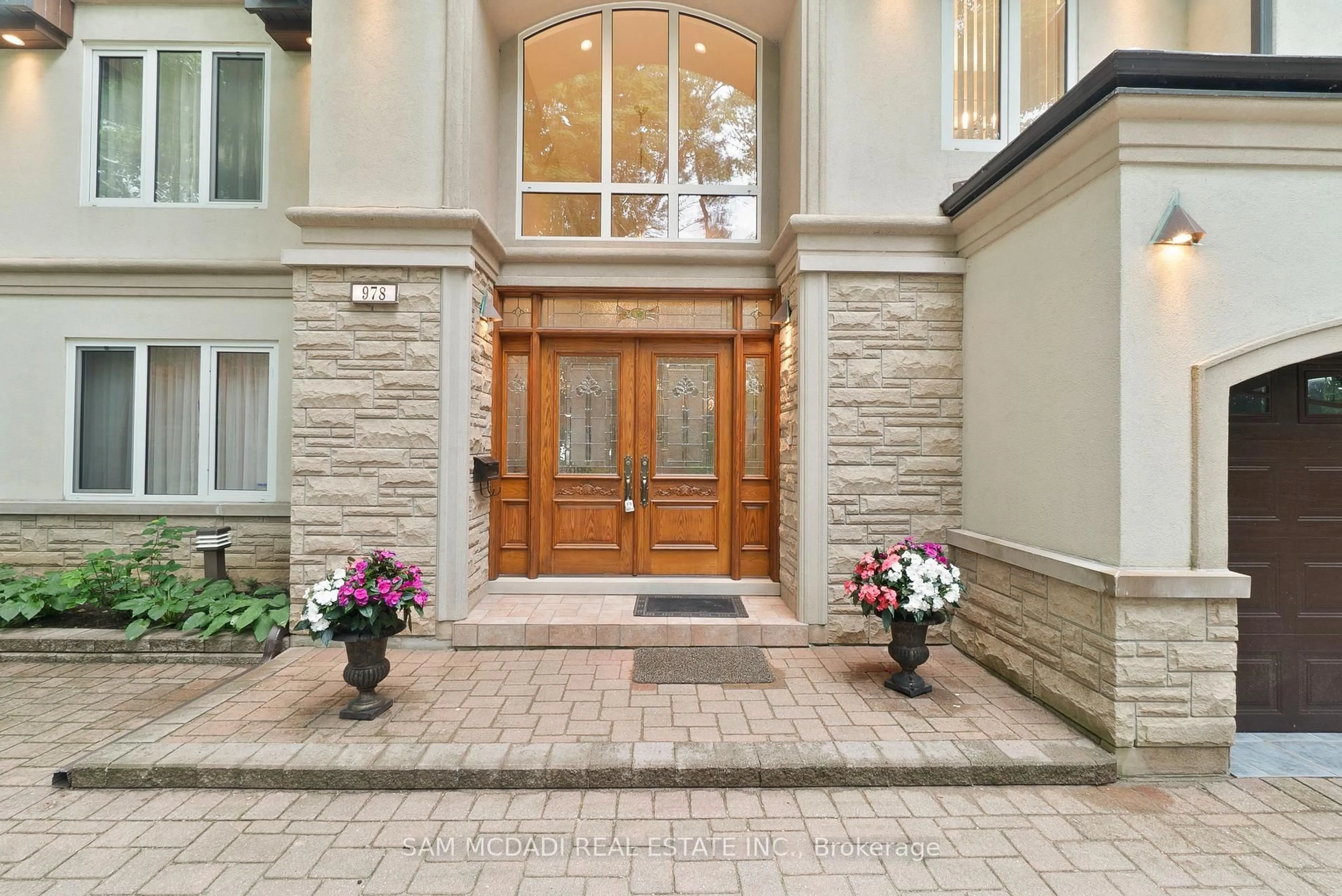 Indoor entryway for 978 Tennyson Ave, Mississauga Ontario L5H 2Z1