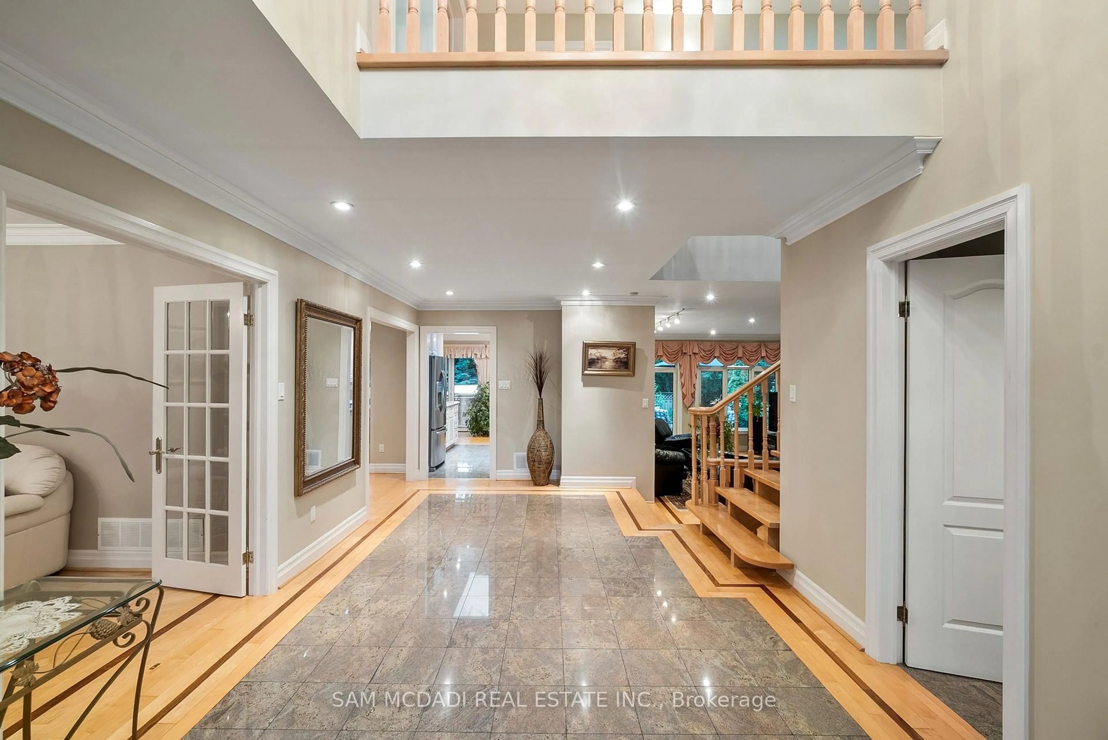 Indoor foyer for 978 Tennyson Ave, Mississauga Ontario L5H 2Z1