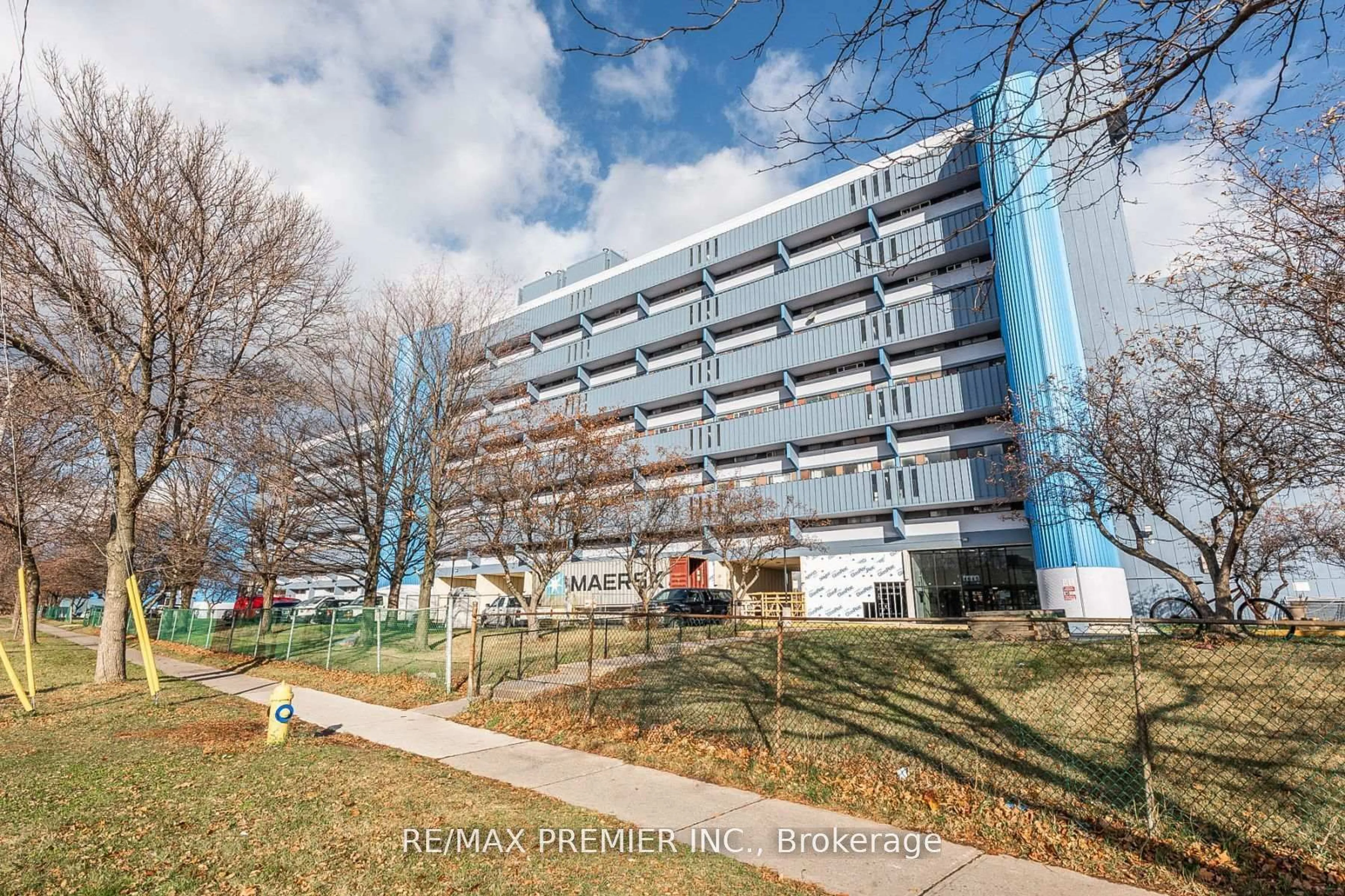 A pic from outside/outdoor area/front of a property/back of a property/a pic from drone, building for 4673 Jane St #807, Toronto Ontario M3N 2L1