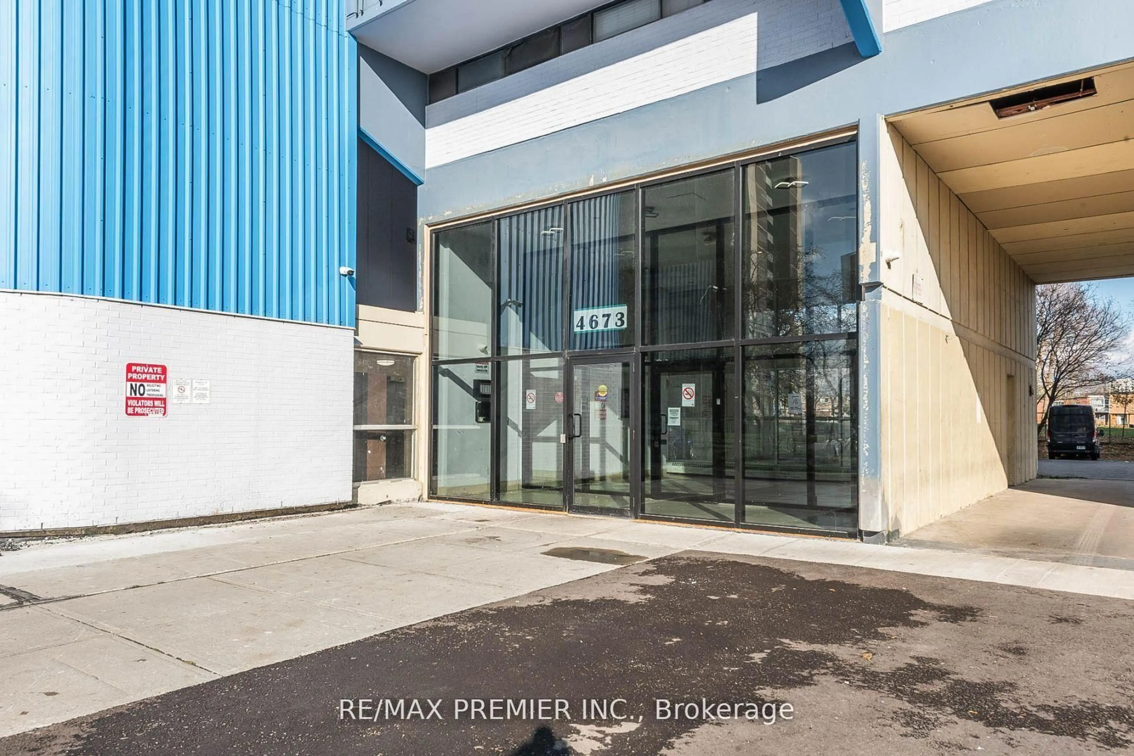 Indoor foyer for 4673 Jane St #807, Toronto Ontario M3N 2L1