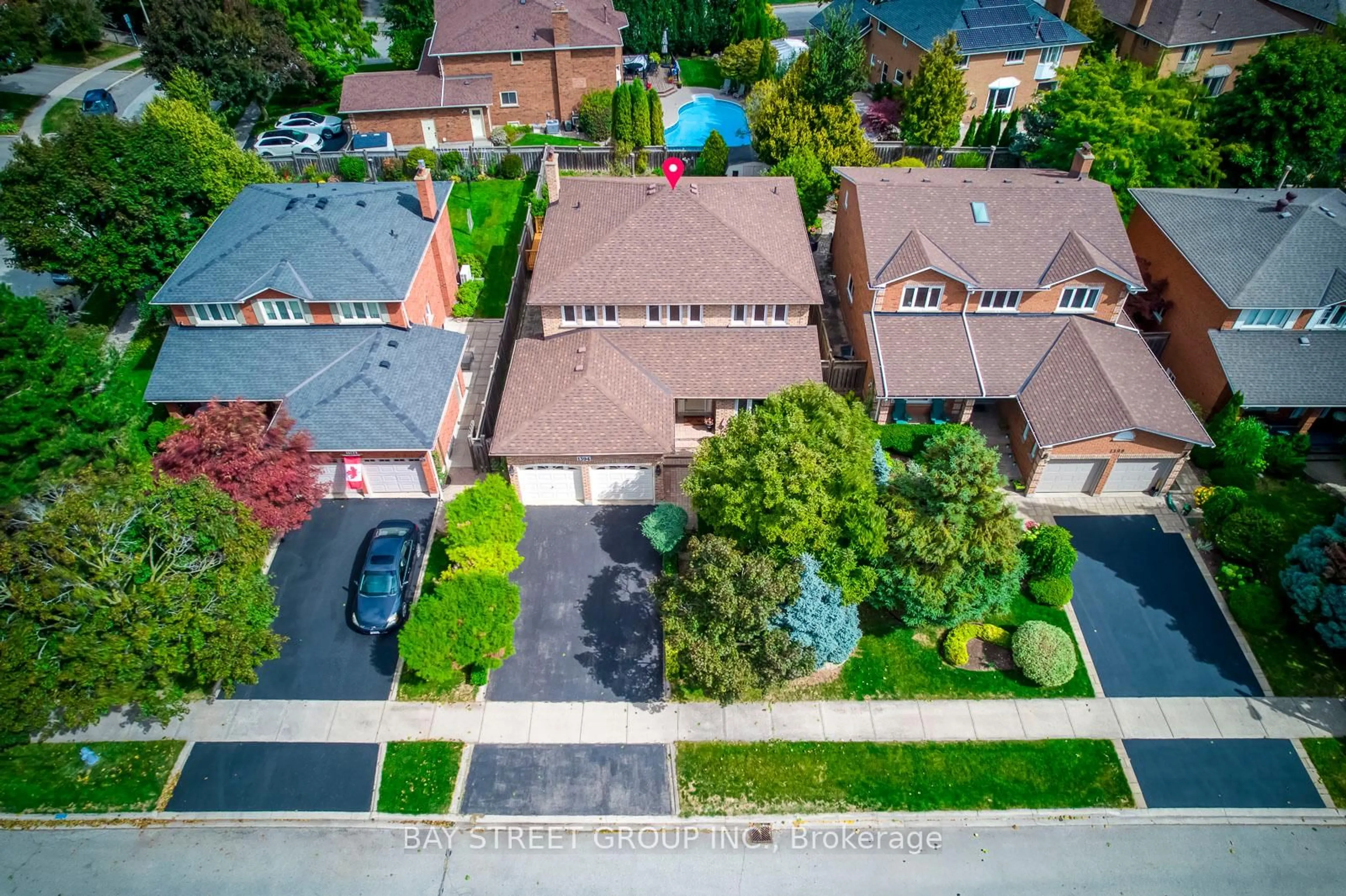 A pic from outside/outdoor area/front of a property/back of a property/a pic from drone, street for 1394 Peartree Circ, Oakville Ontario L6M 2J1